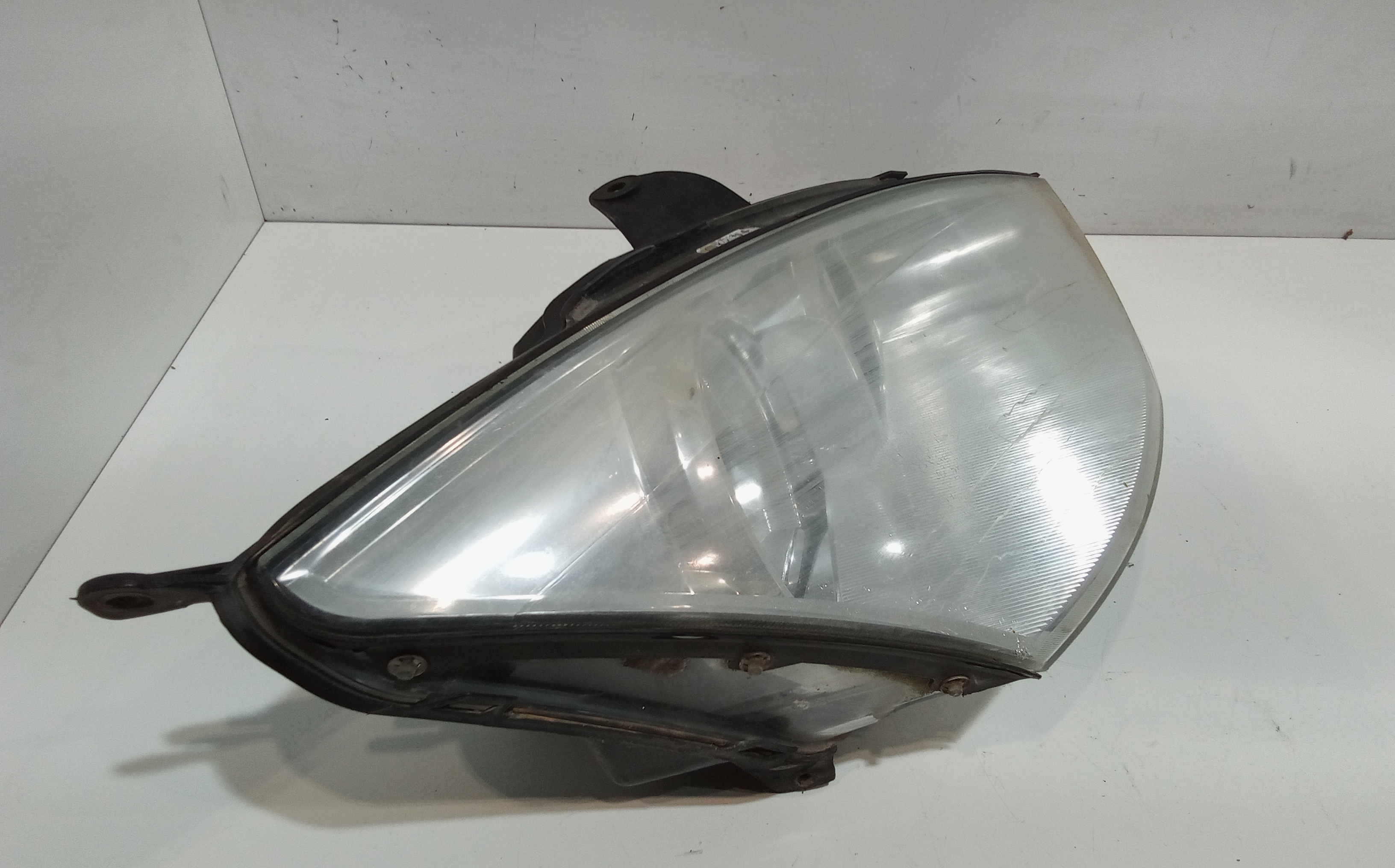 Faro anteriore Destro Passeggero per Ford Focus Berlina 2 Serie (2001 - 2004)