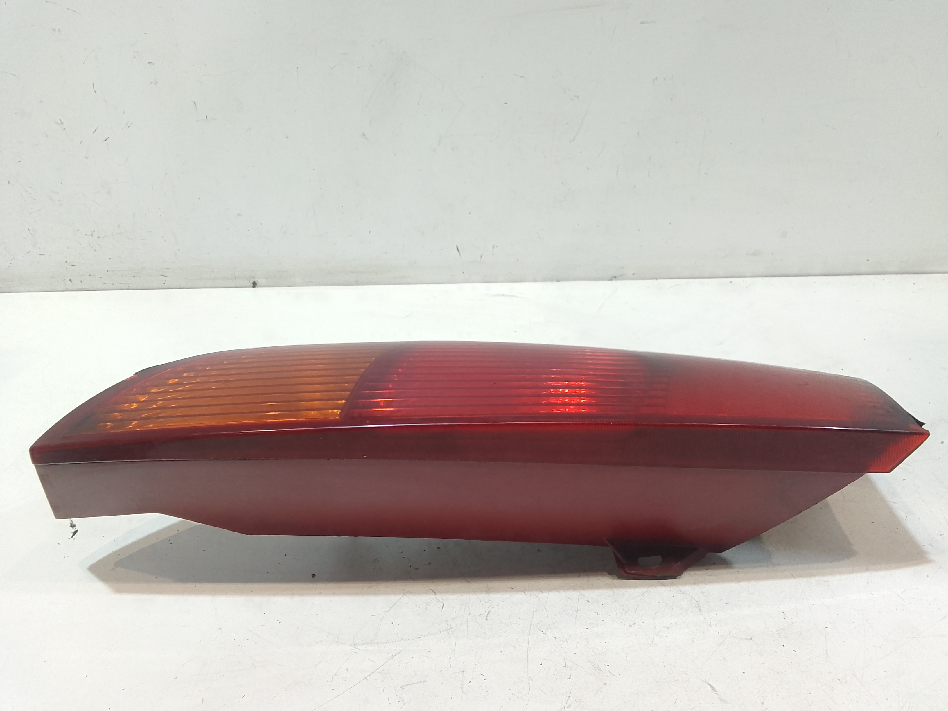 Stop fanale Posteriore sinistro lato Guida per Ford Focus Berlina 2 Serie (2001 - 2004)