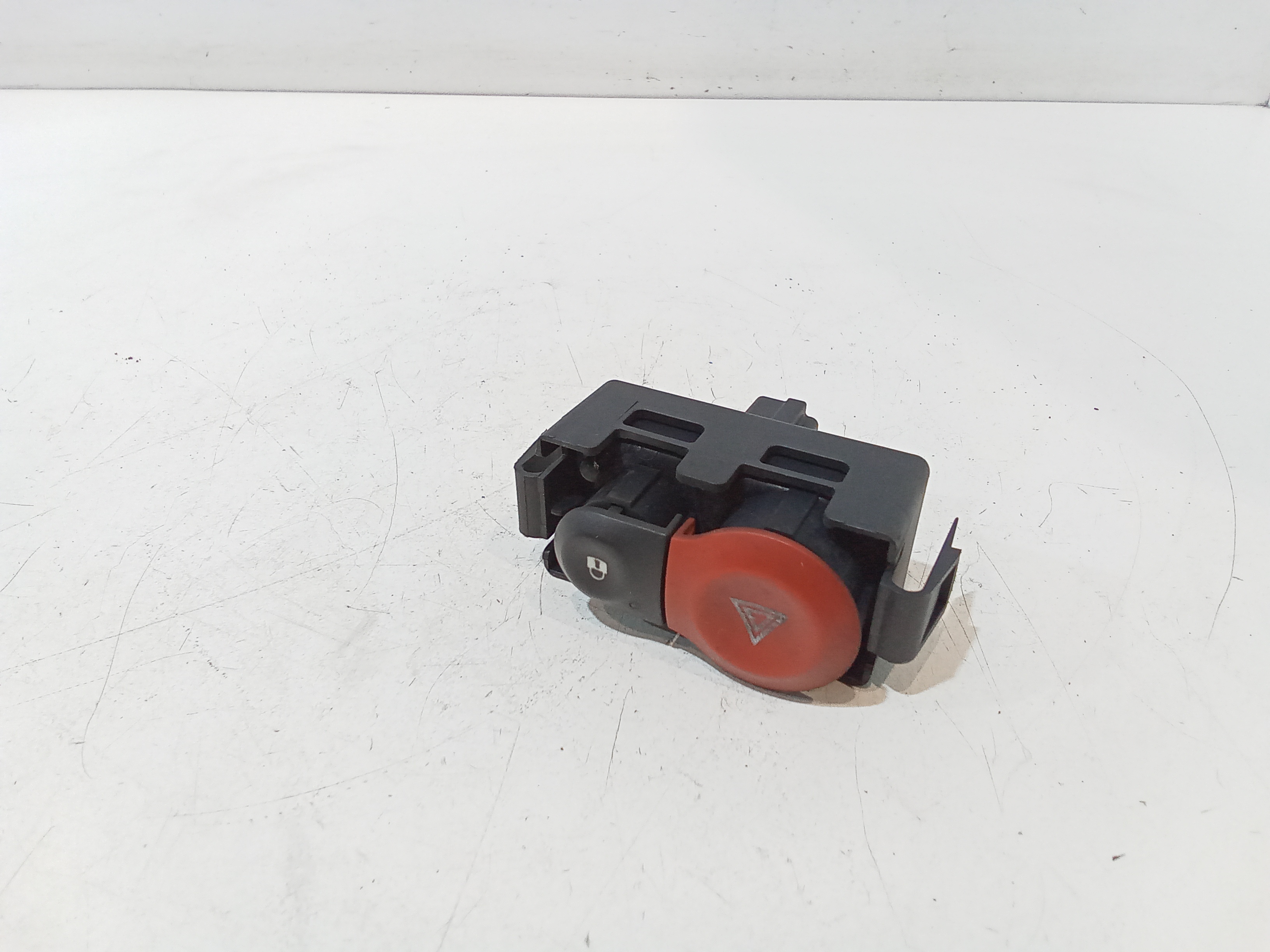 Pulsante luci di emergenza per Renault Clio Serie (04>08) (2004 - 2008)