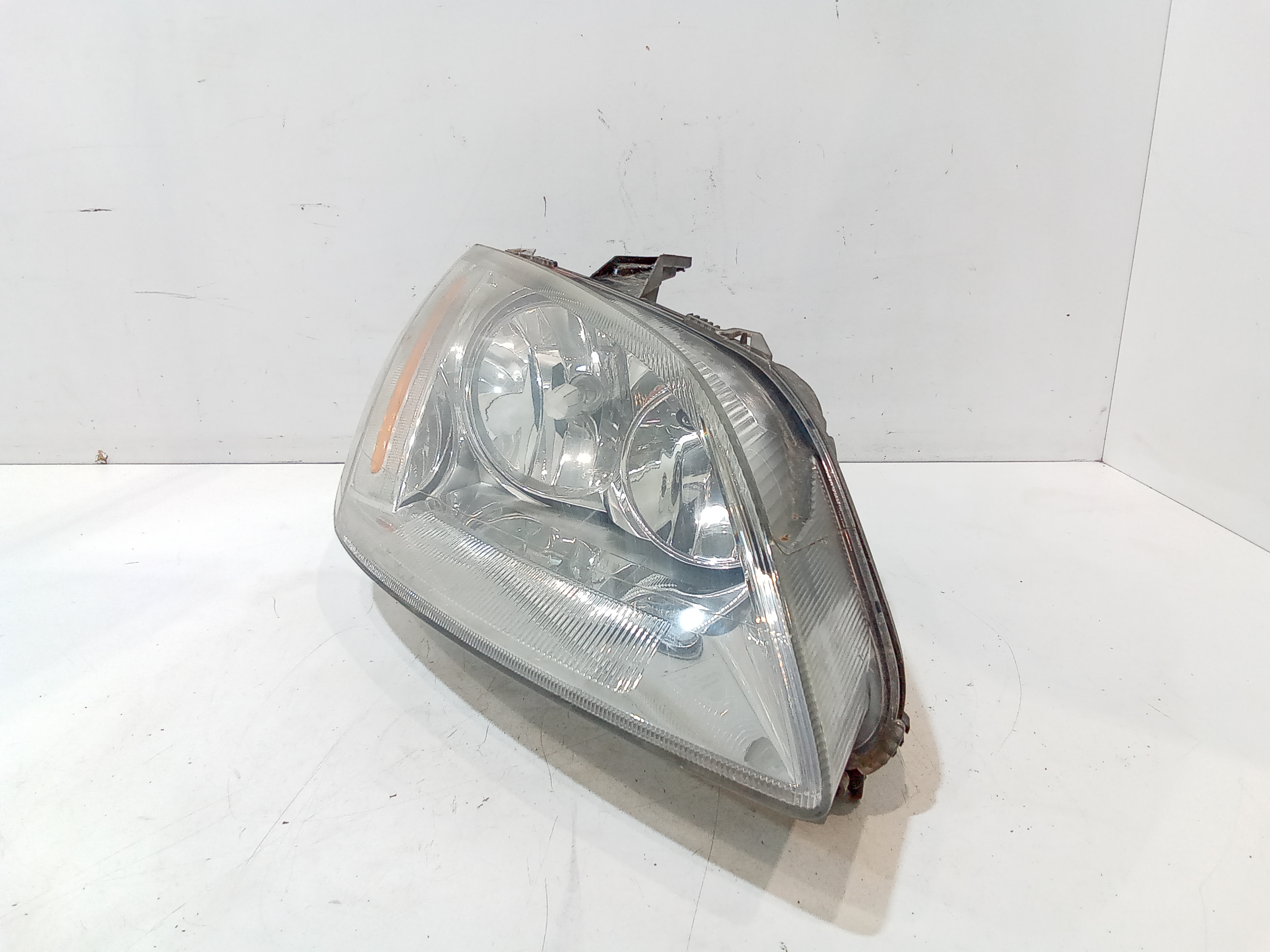 Faro anteriore Destro Passeggero per Ford Focus Berlina 3 Serie (2004 - 2008)