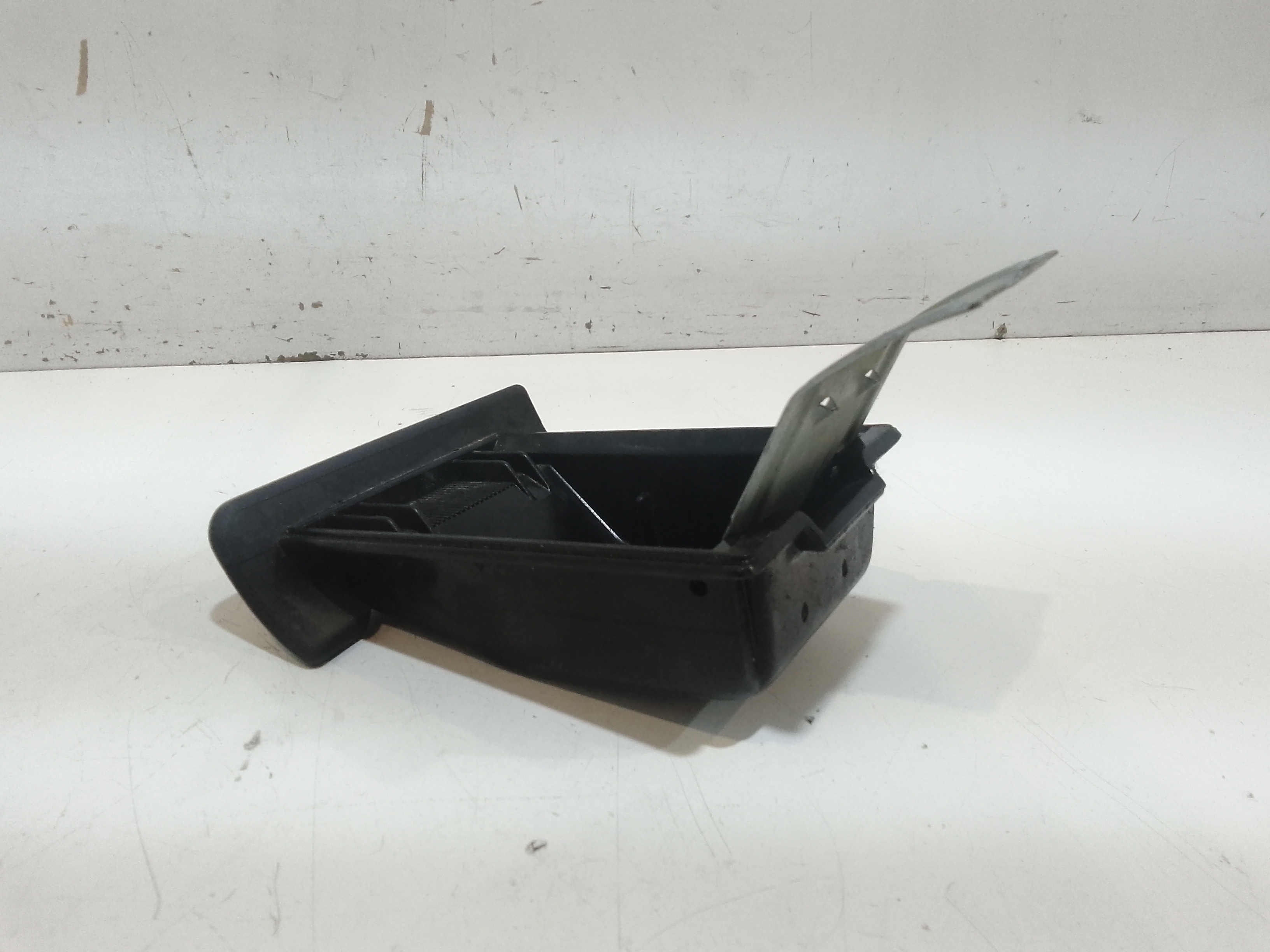 Posacenere per Nissan Micra 2 Serie (1998 - 2000)