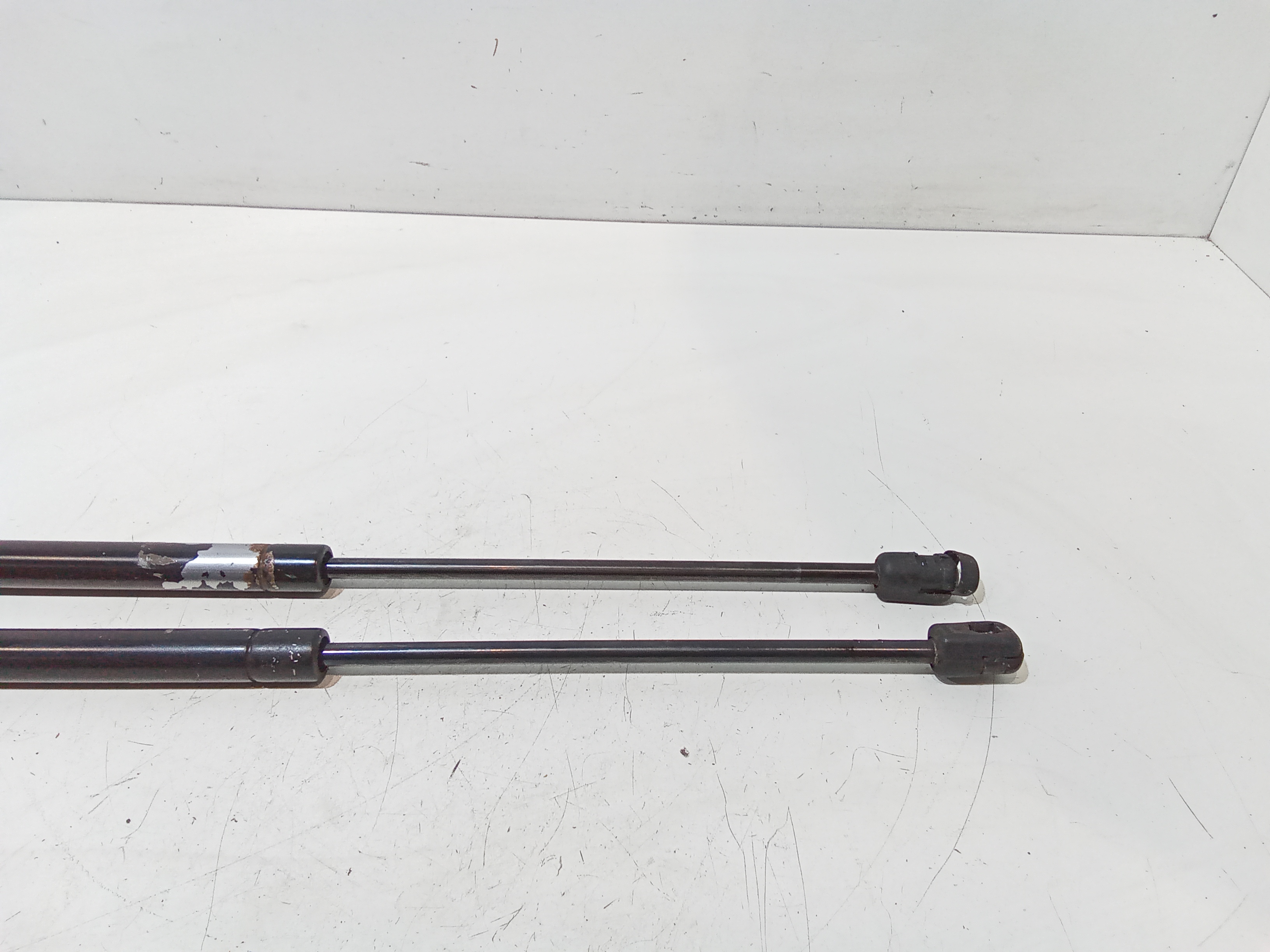 Pistoncini cofano Post. per Ford Focus Berlina 3 Serie (2004 - 2008)