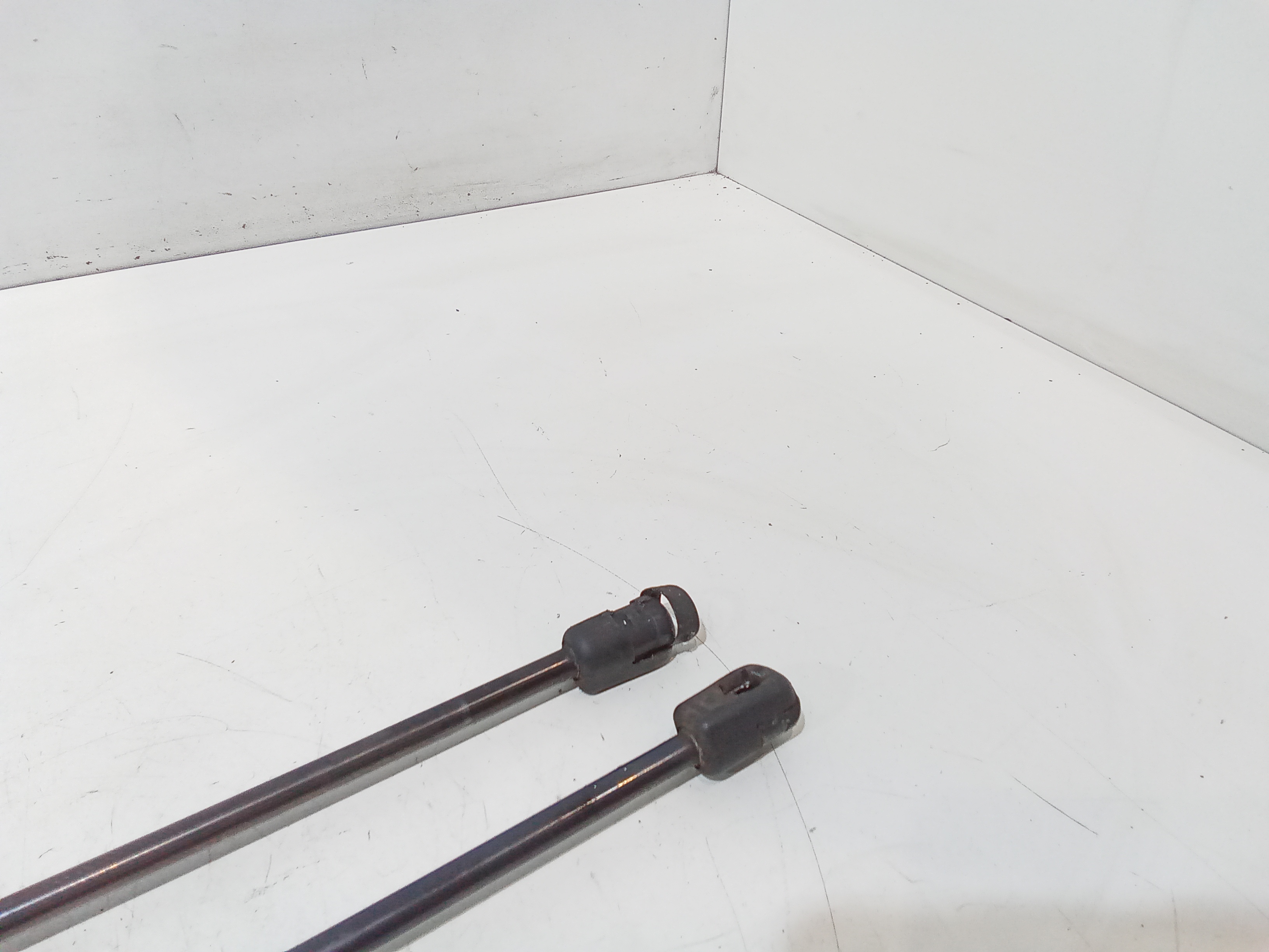 Pistoncini cofano Post. per Ford Focus Berlina 3 Serie (2004 - 2008)