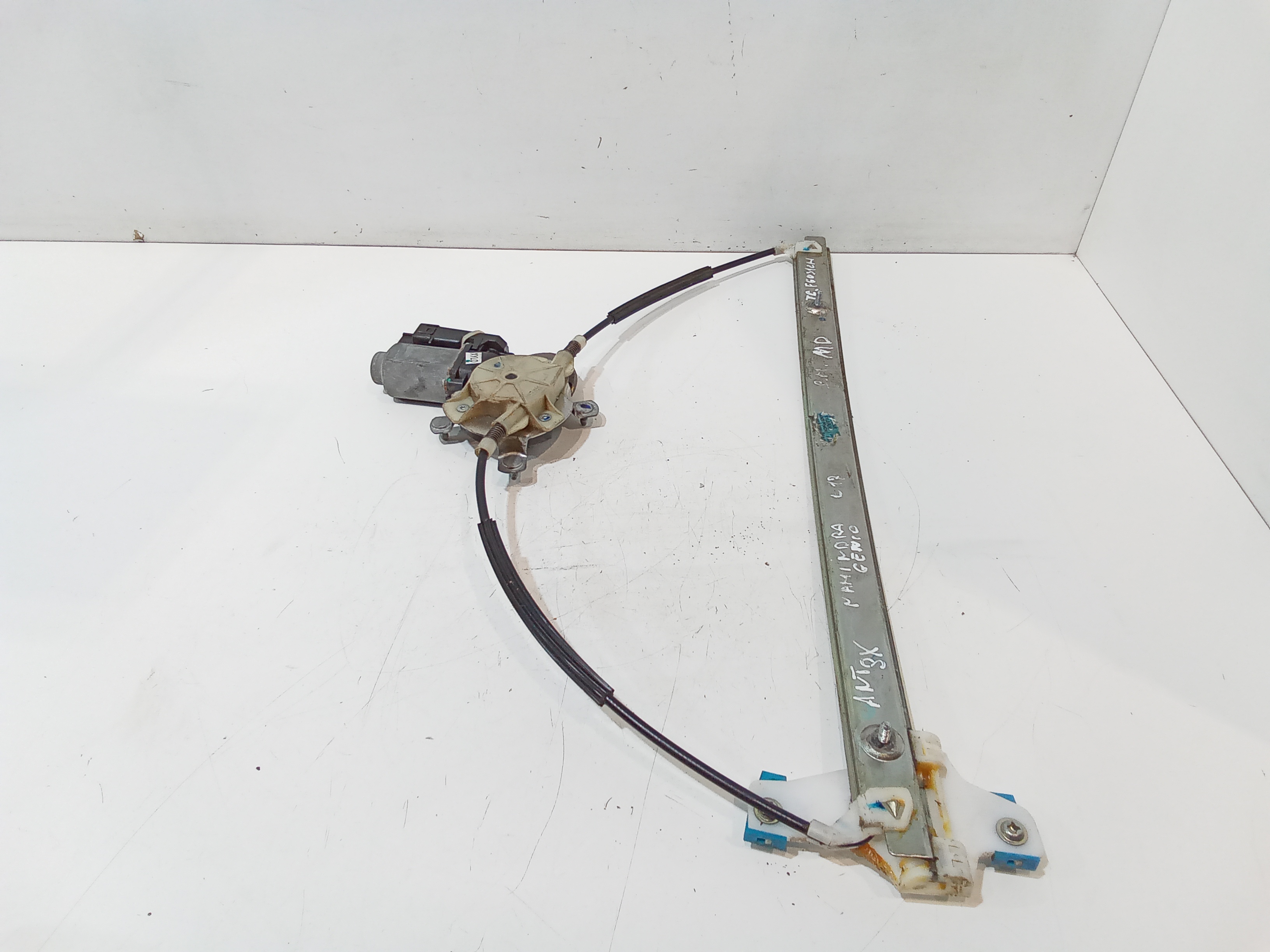 Cremagliera anteriore sinistra Guida per Mahindra Genio (2015 - 2018)