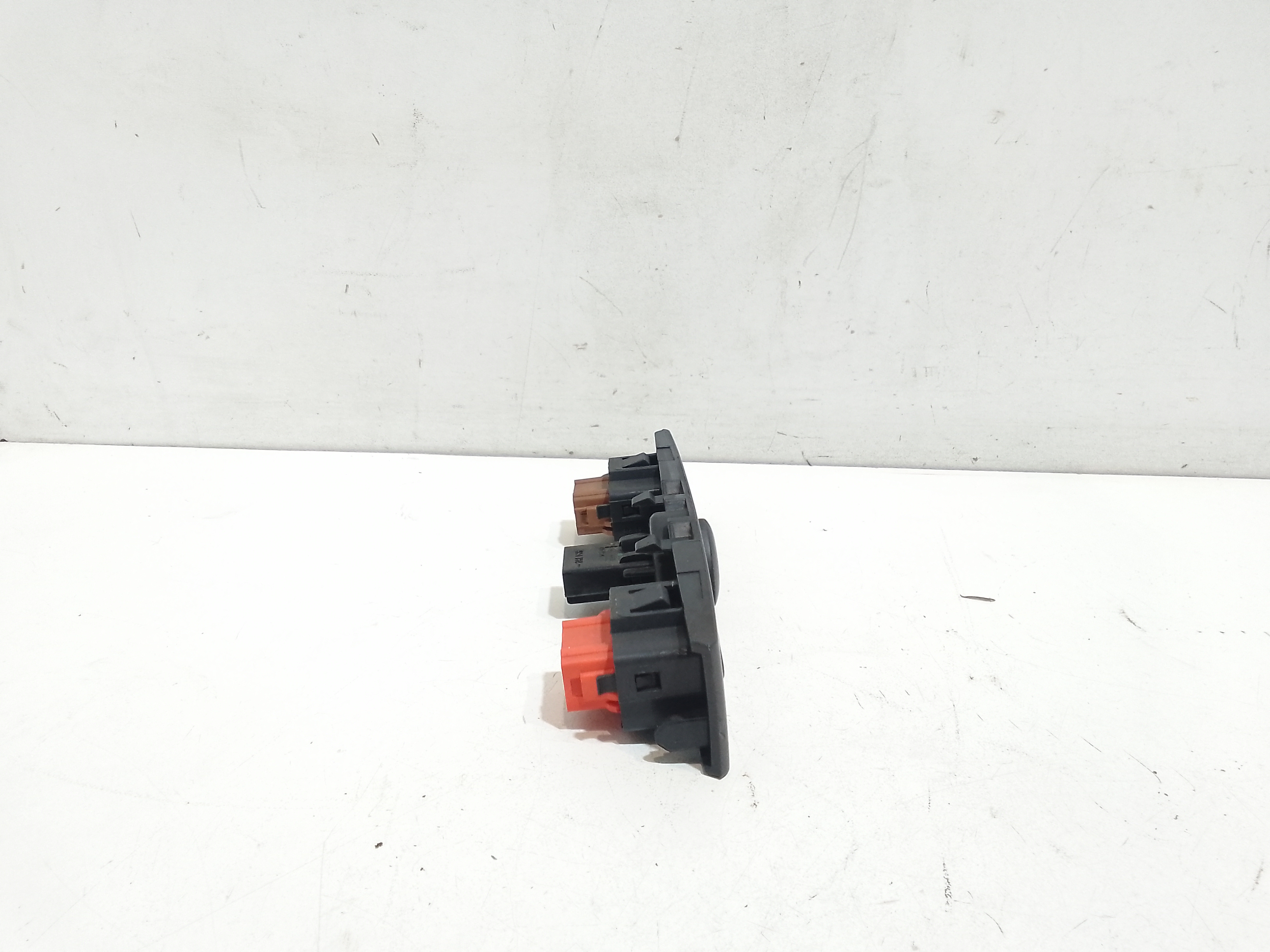 Pulsante luci di emergenza per Renault Clio Serie Restyling (01>10) (2001 - 2010)