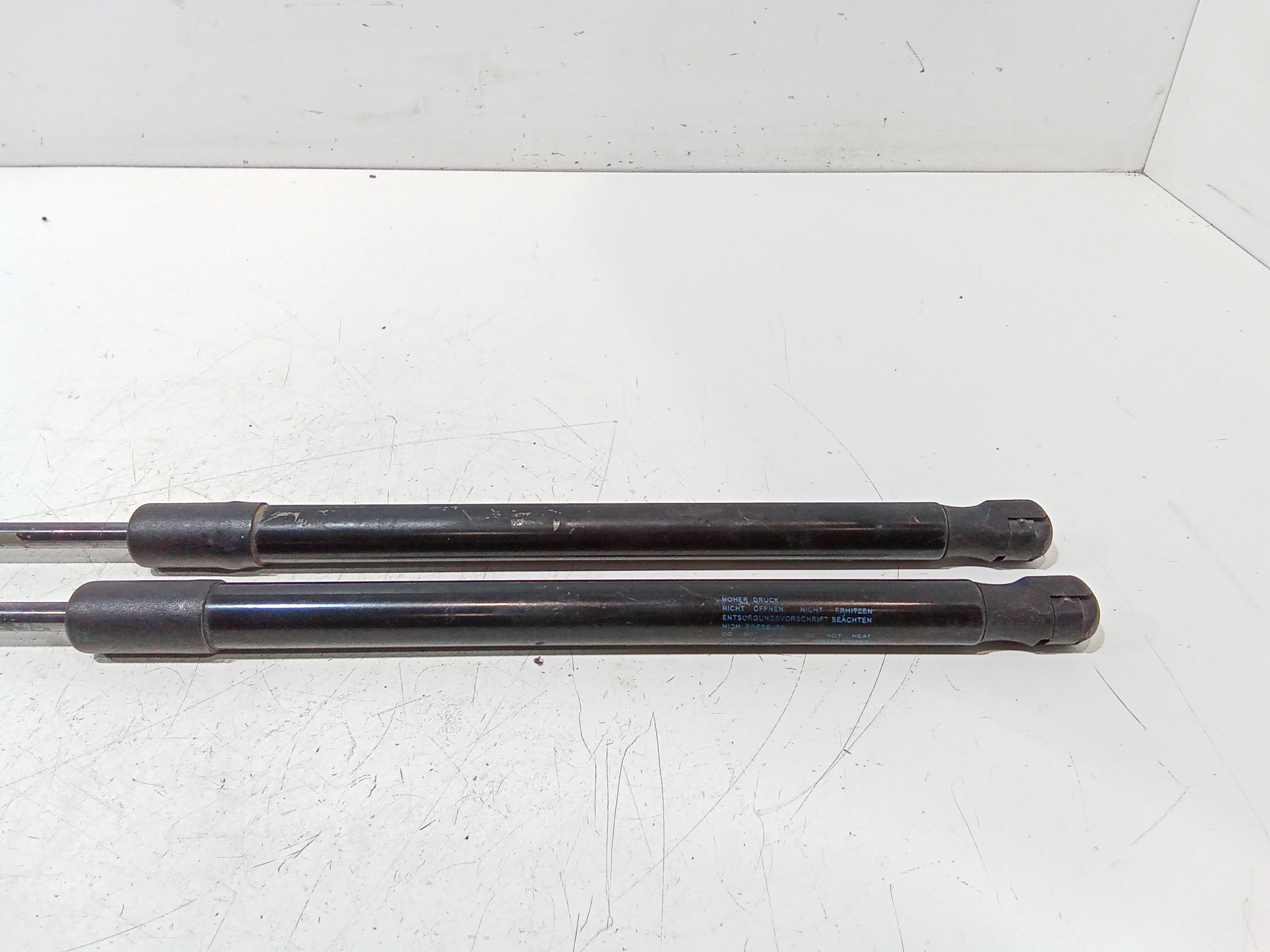 Pistoncini cofano Post. per Volkswagen Scirocco Serie (137) (08>14) (2008 - 2014)