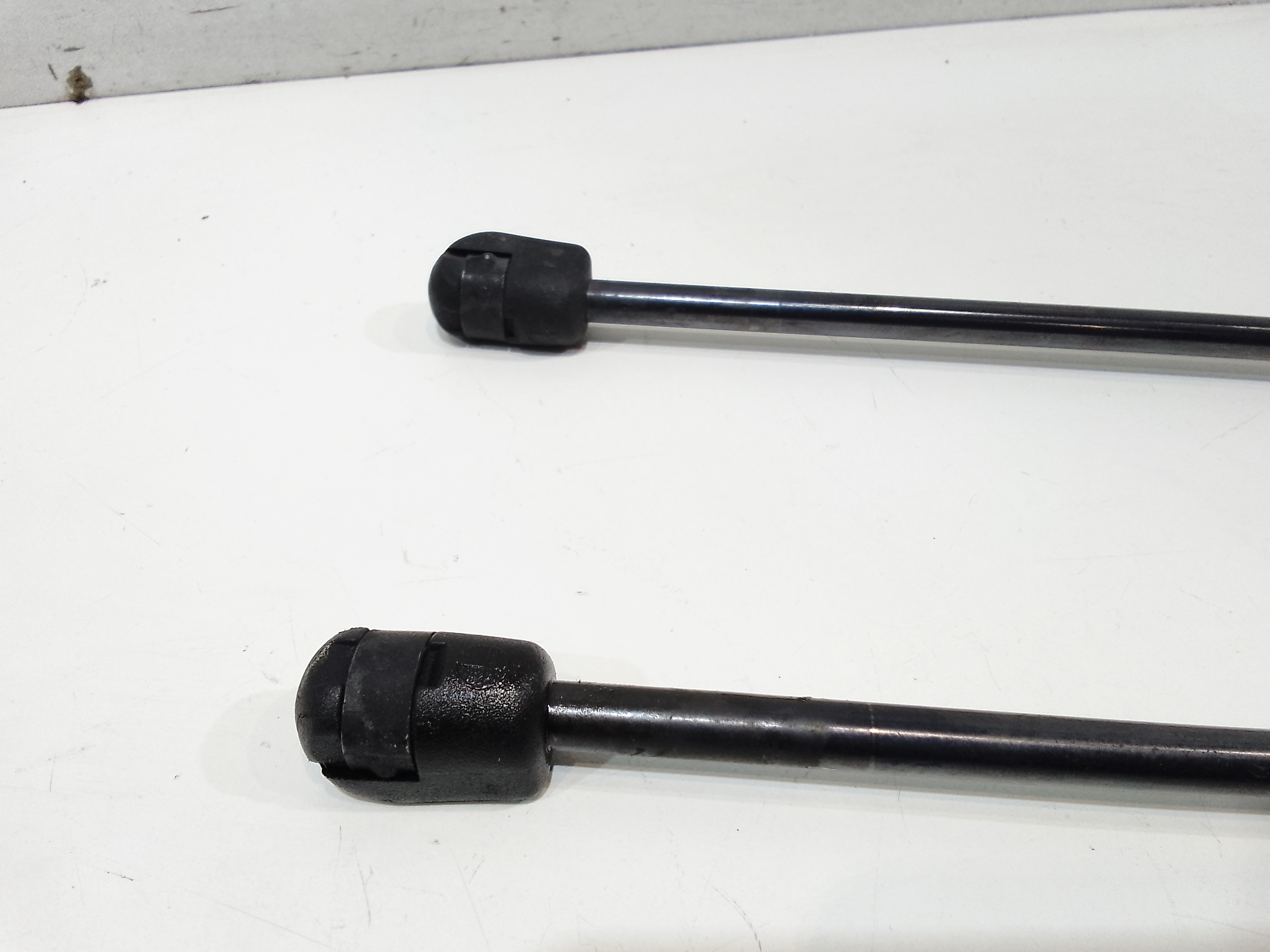 Pistoncini cofano Post. per Lancia Delta 3 Serie (2008 - 2011)