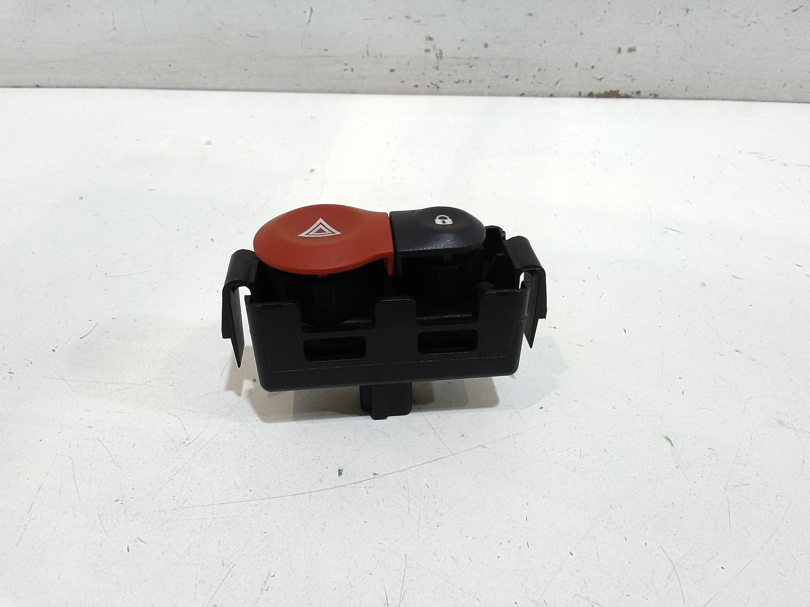 Pulsante luci di emergenza per Renault Clio Serie (04>08) (2004 - 2008)