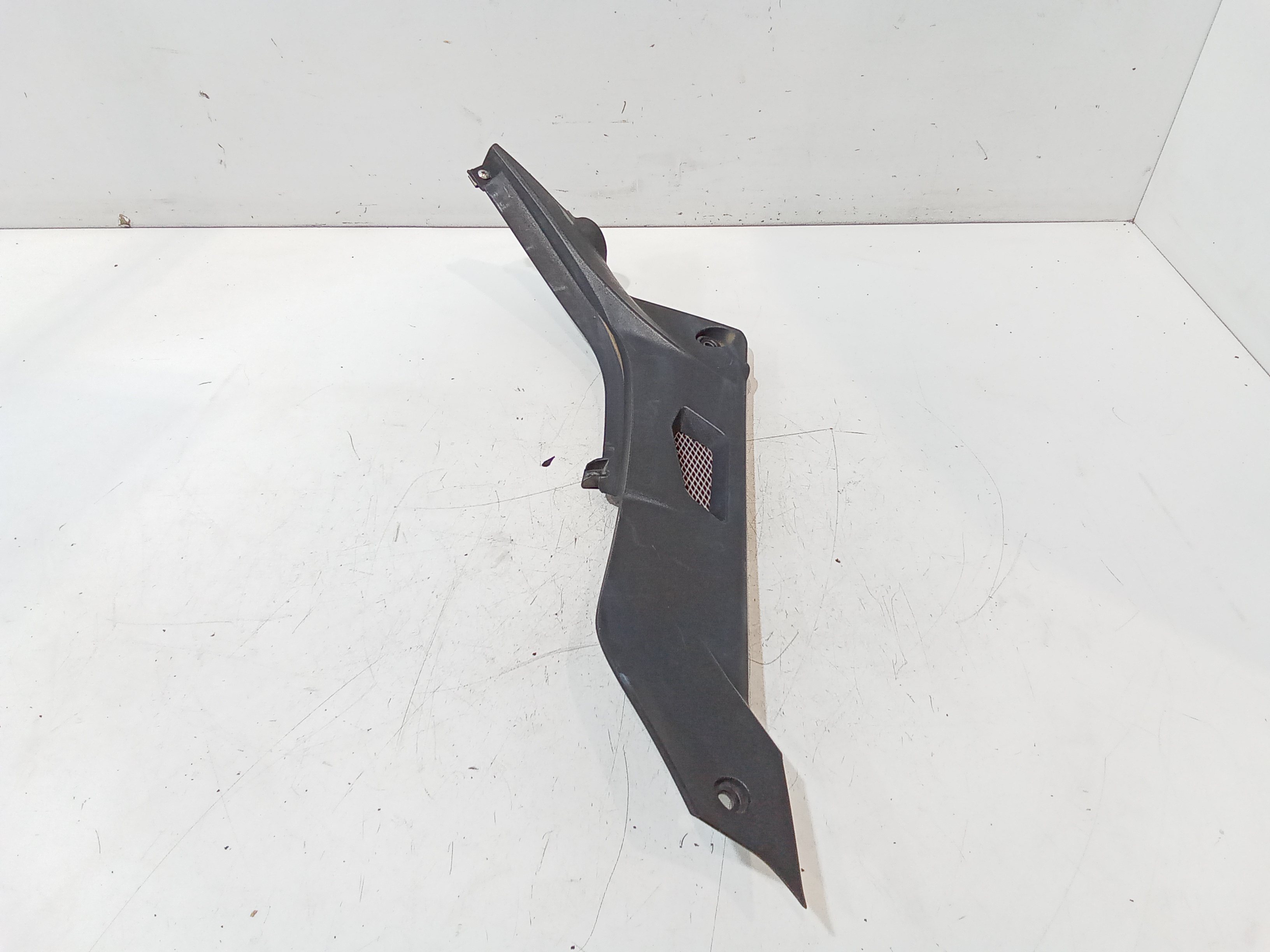 Carena centrale inferiore sella per Benelli Bn 125cc (2016 - 2018)