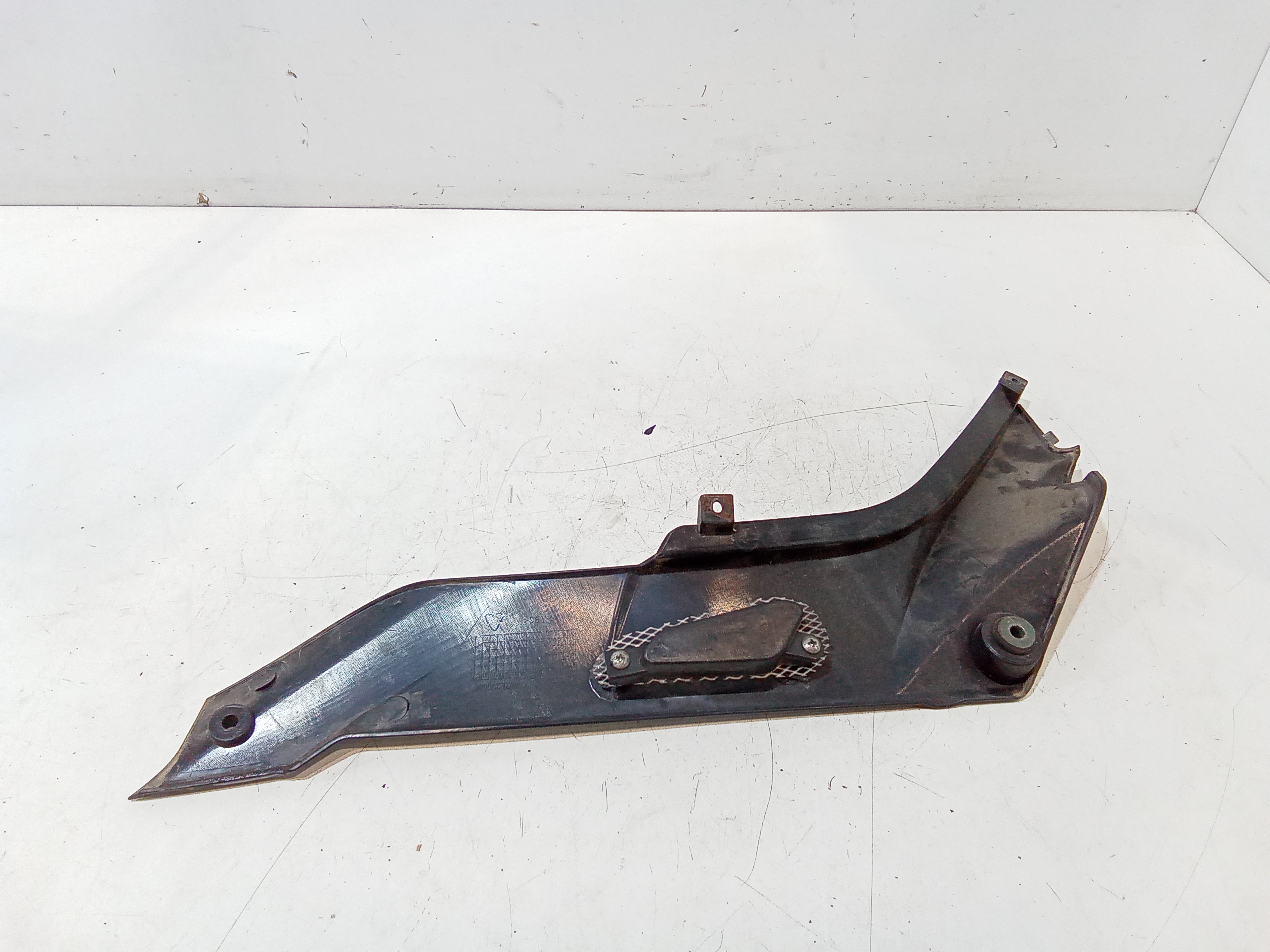 Carena centrale inferiore sella per Benelli Bn 125cc (2016 - 2018)