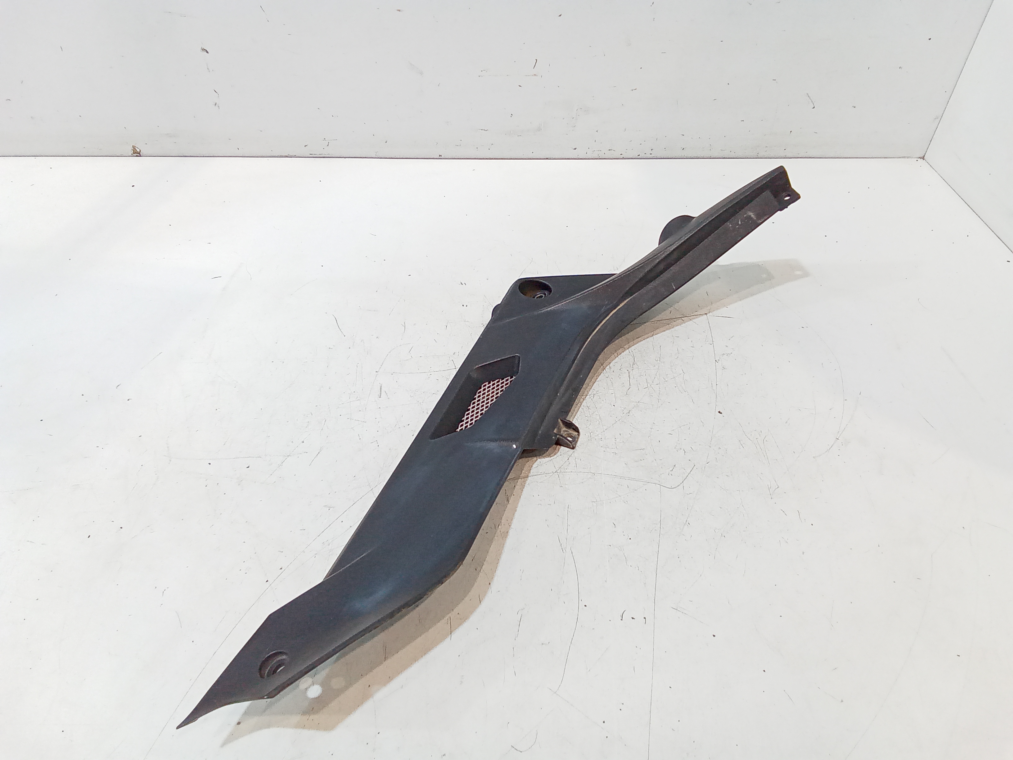 Carena centrale inferiore sella per Benelli Bn 125cc (2016 - 2018)