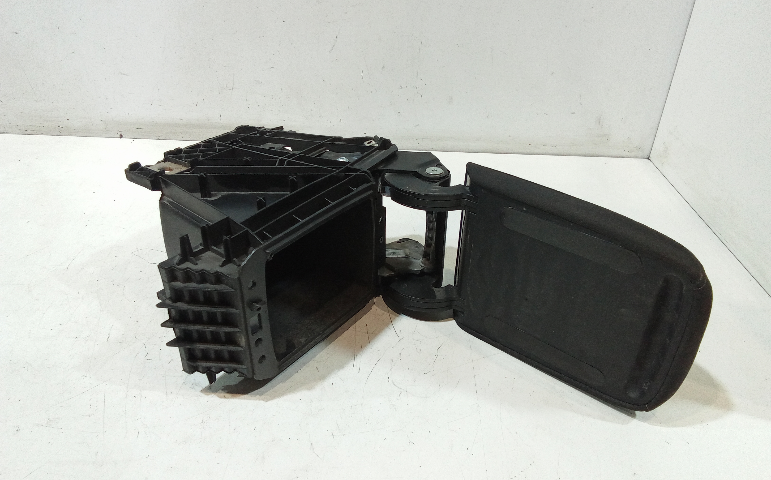 Bracciolo centrale per Volkswagen Golf 7 Berlina (12>) (2012 - In produzione)