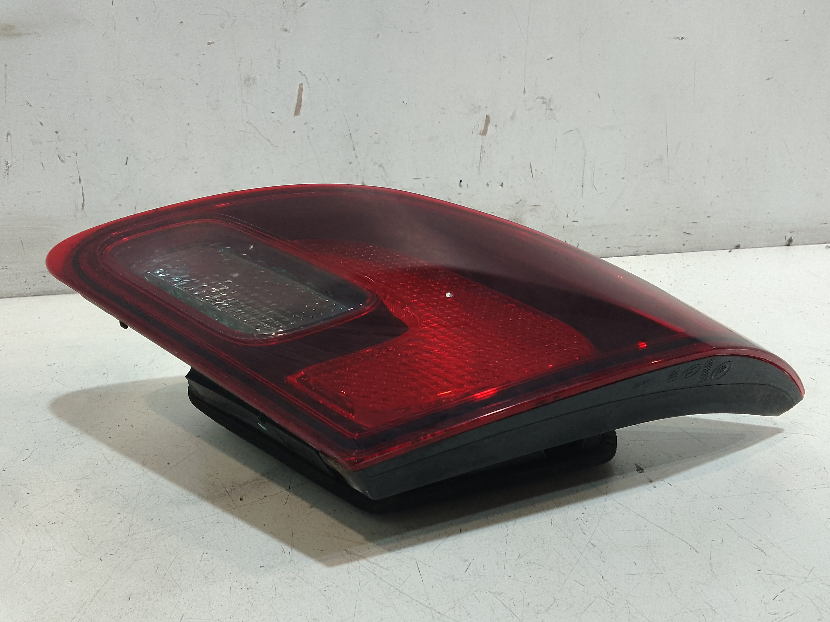 Stop Posteriore Destro Integrato nel Portello per Opel Astra J S. Wagon (2011 - In produzione)