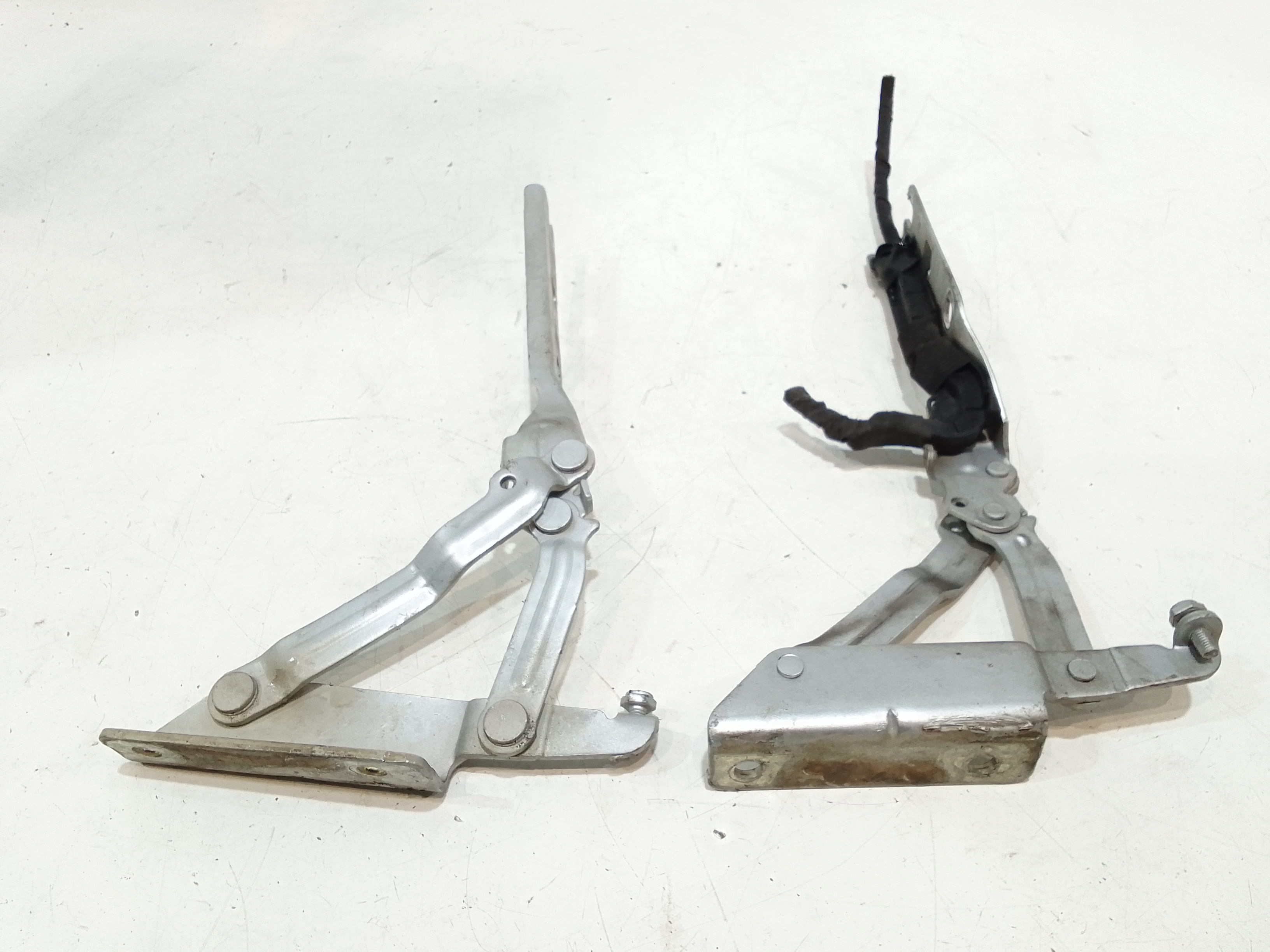 Cerniere cofano anteriore dx e sx per Volkswagen Jetta Serie A5 (2005 - 2010)