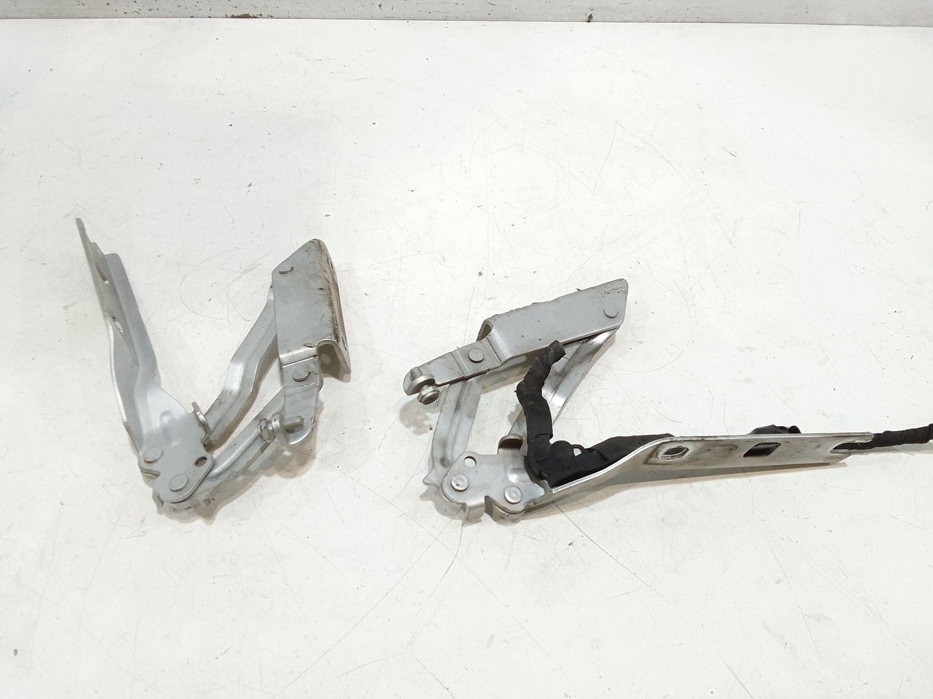 Cerniere cofano anteriore dx e sx per Volkswagen Jetta Serie A5 (2005 - 2010)