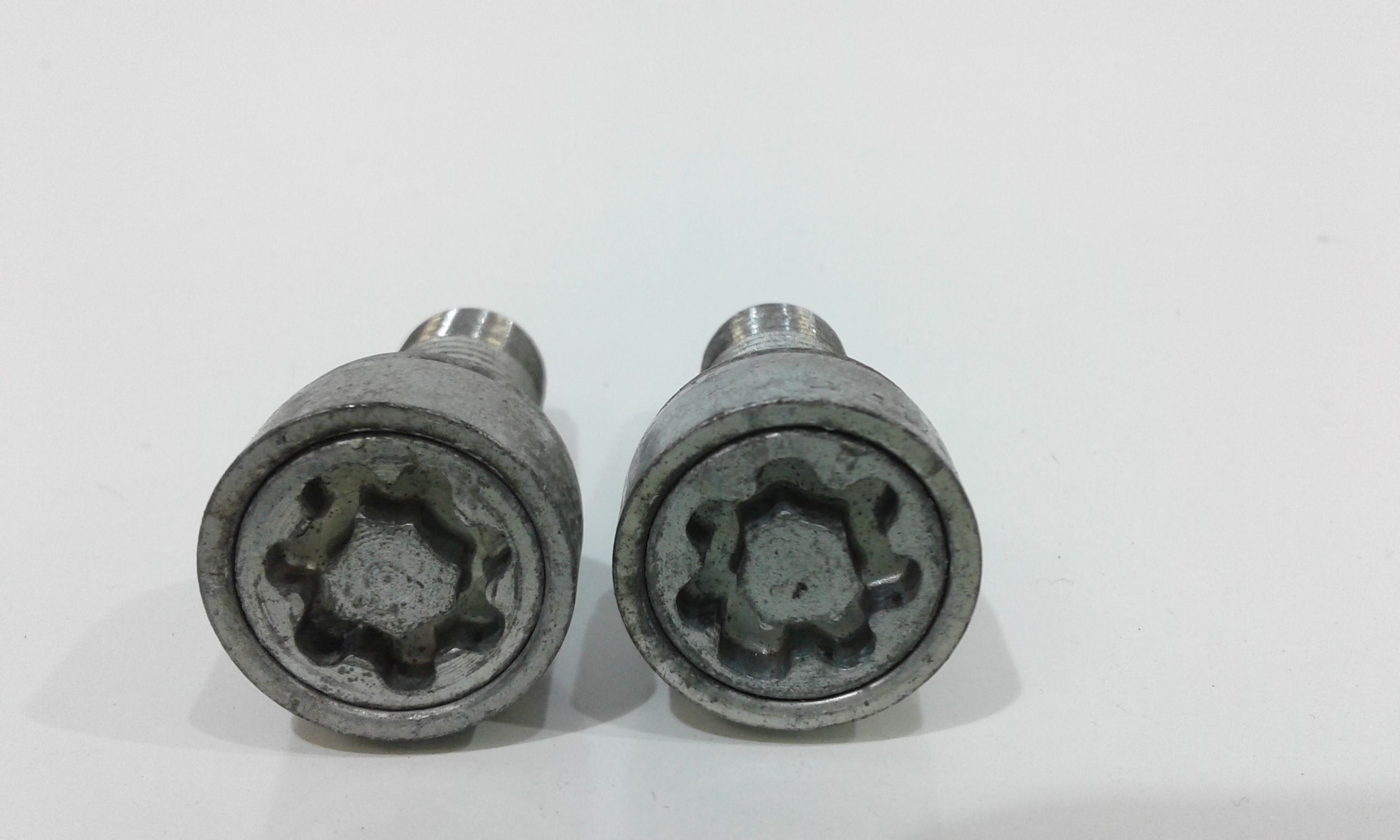 Bulloni perni cerchi auto VOLKSWAGEN Tiguan Serie