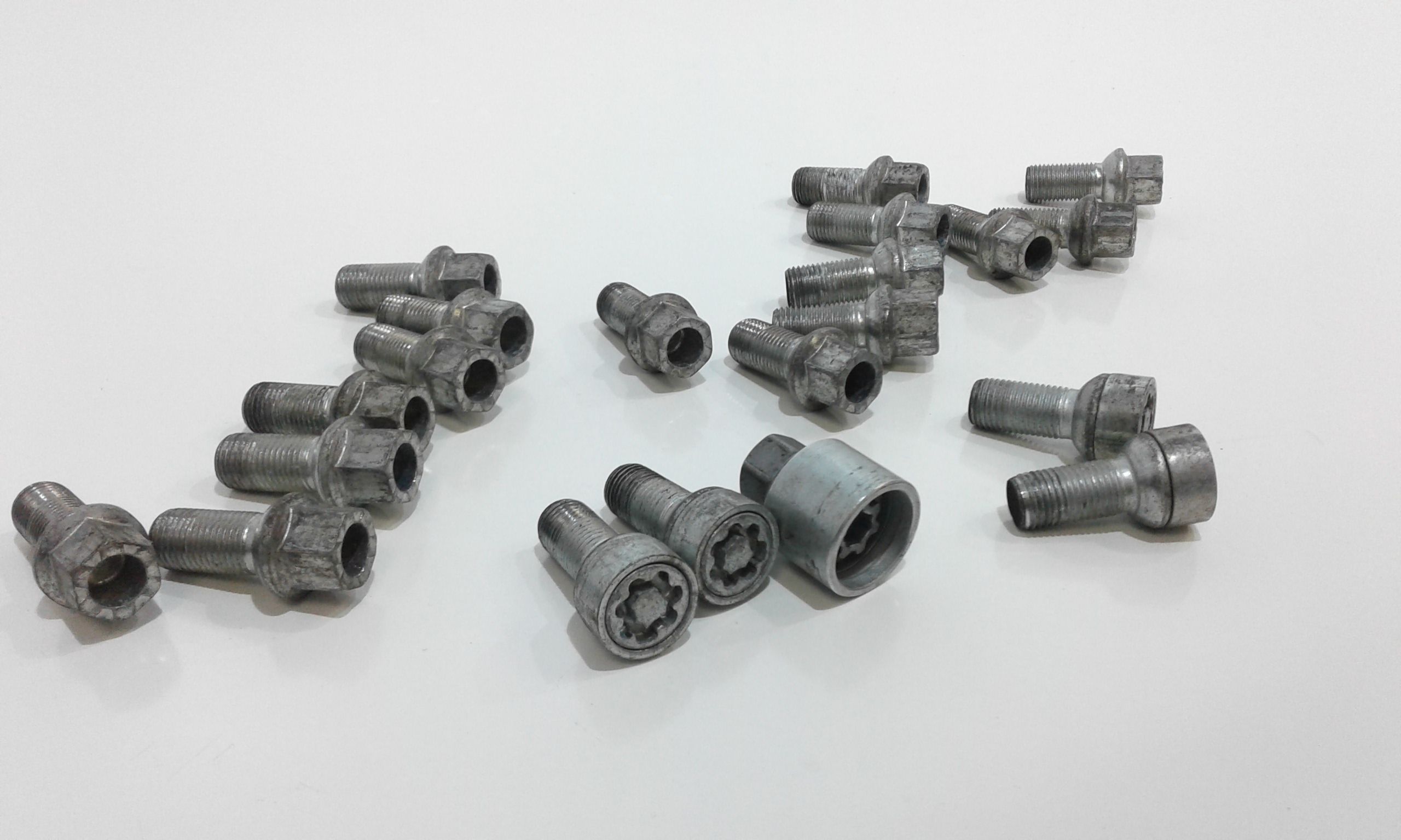 Bulloni perni cerchi auto VOLKSWAGEN Tiguan Serie