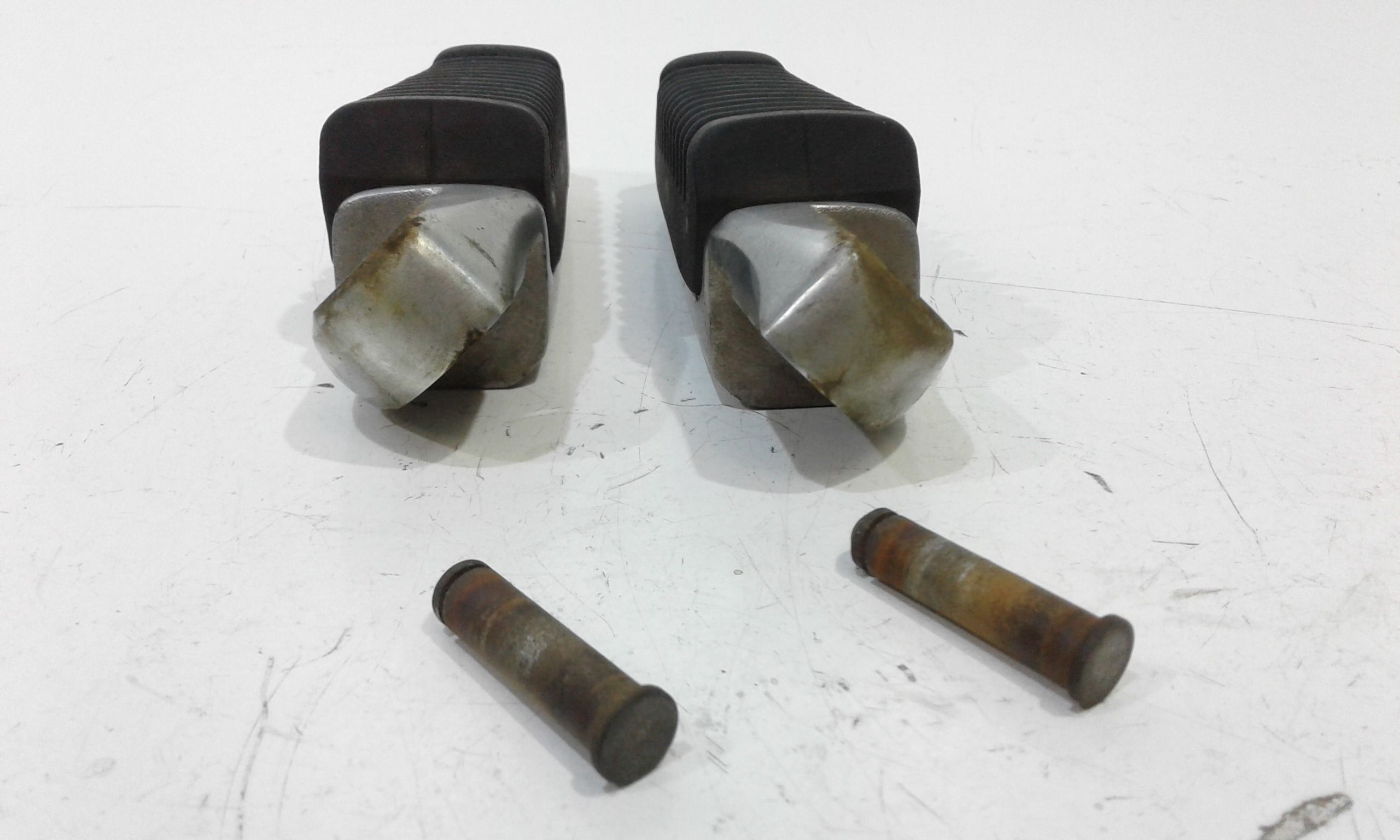 Coppia pedalini SUZUKI SIXteen 150cc (07>14)