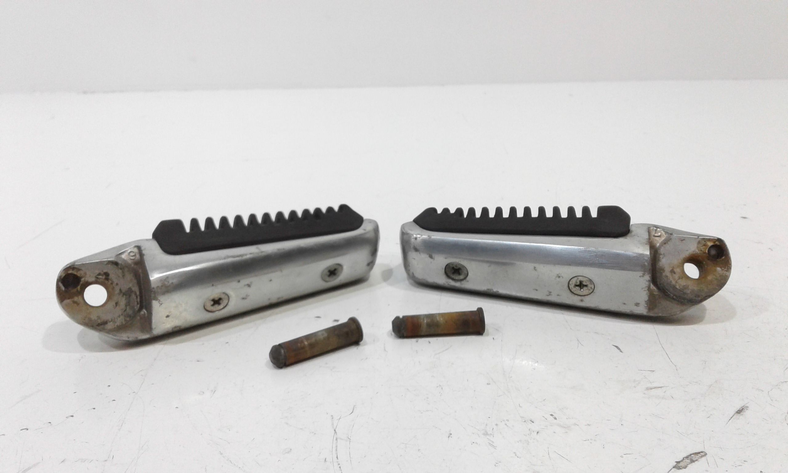 Coppia pedalini SUZUKI SIXteen 150cc (07>14)