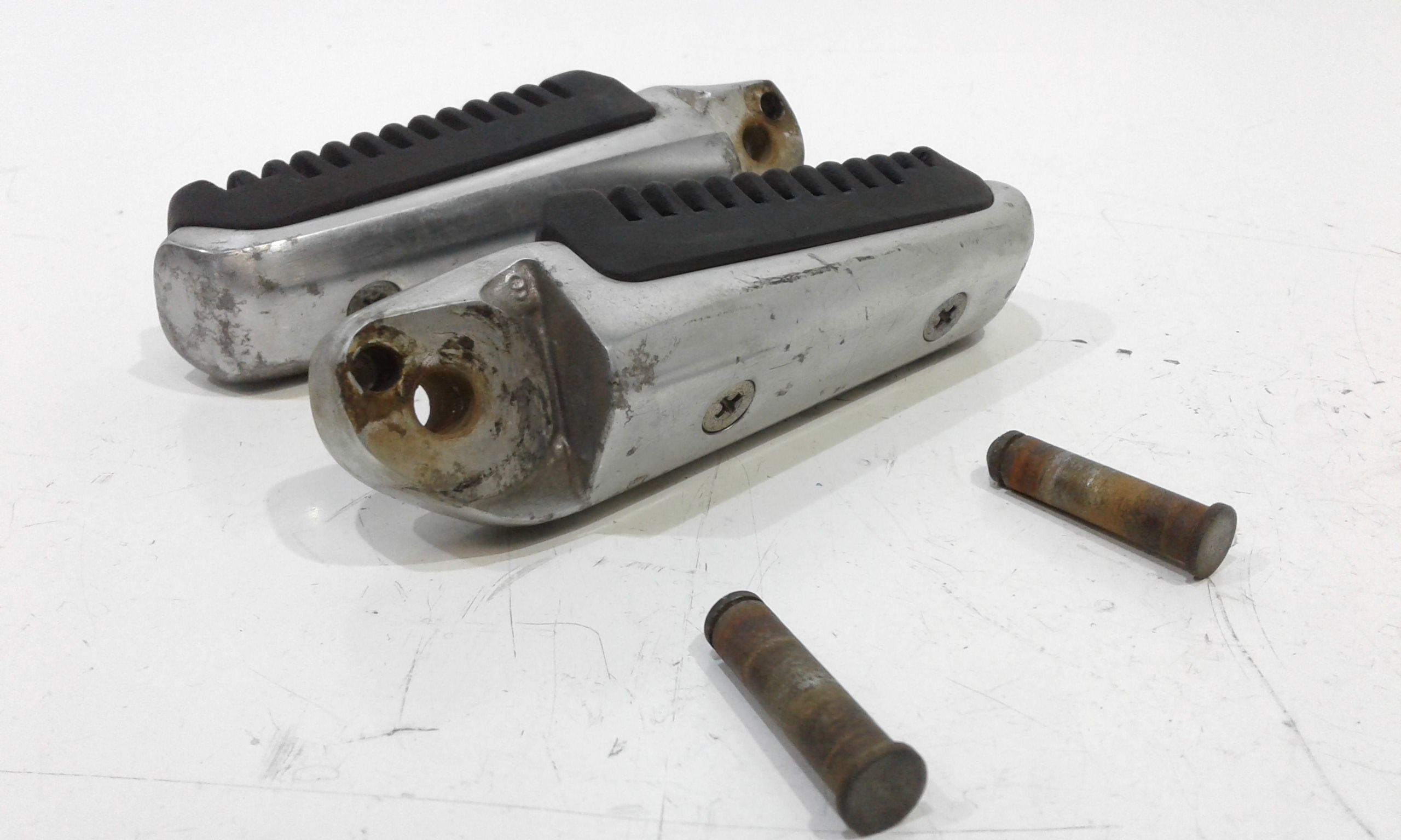 Coppia pedalini SUZUKI SIXteen 150cc (07>14)