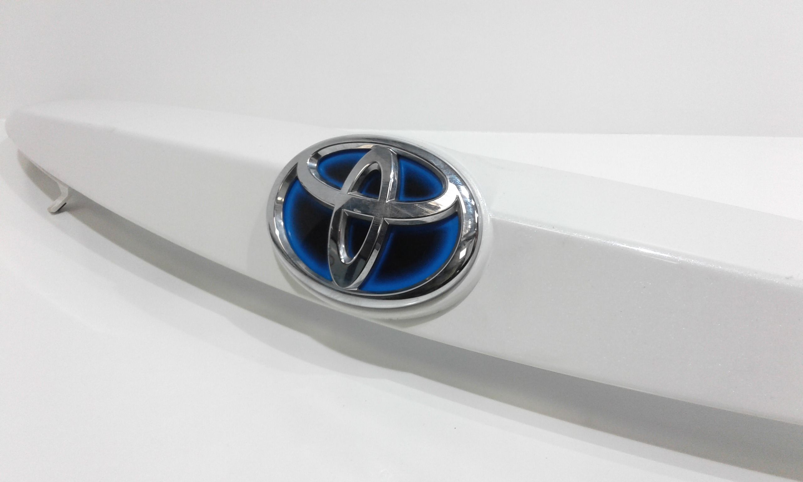 Maniglione posteriore con logo senza luci TOYOTA Auris 2 Serie