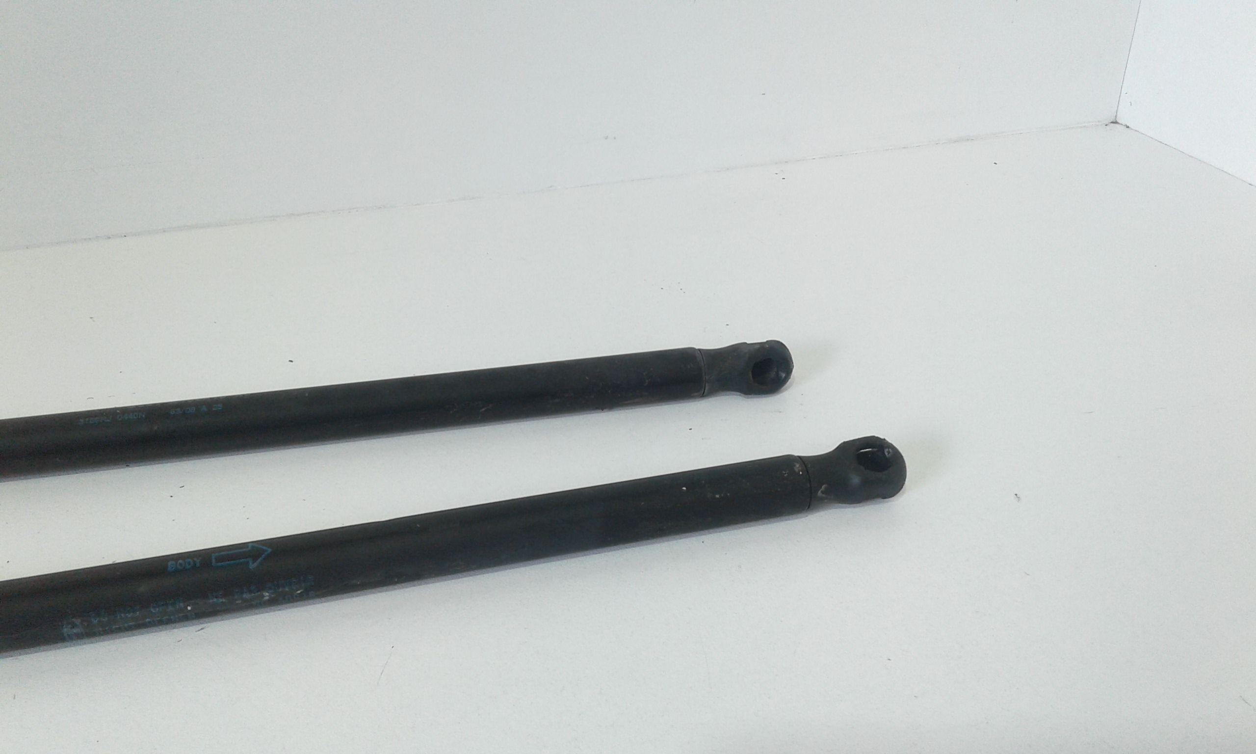 Pistoncini cofano Post. FORD Fiesta 5 Serie