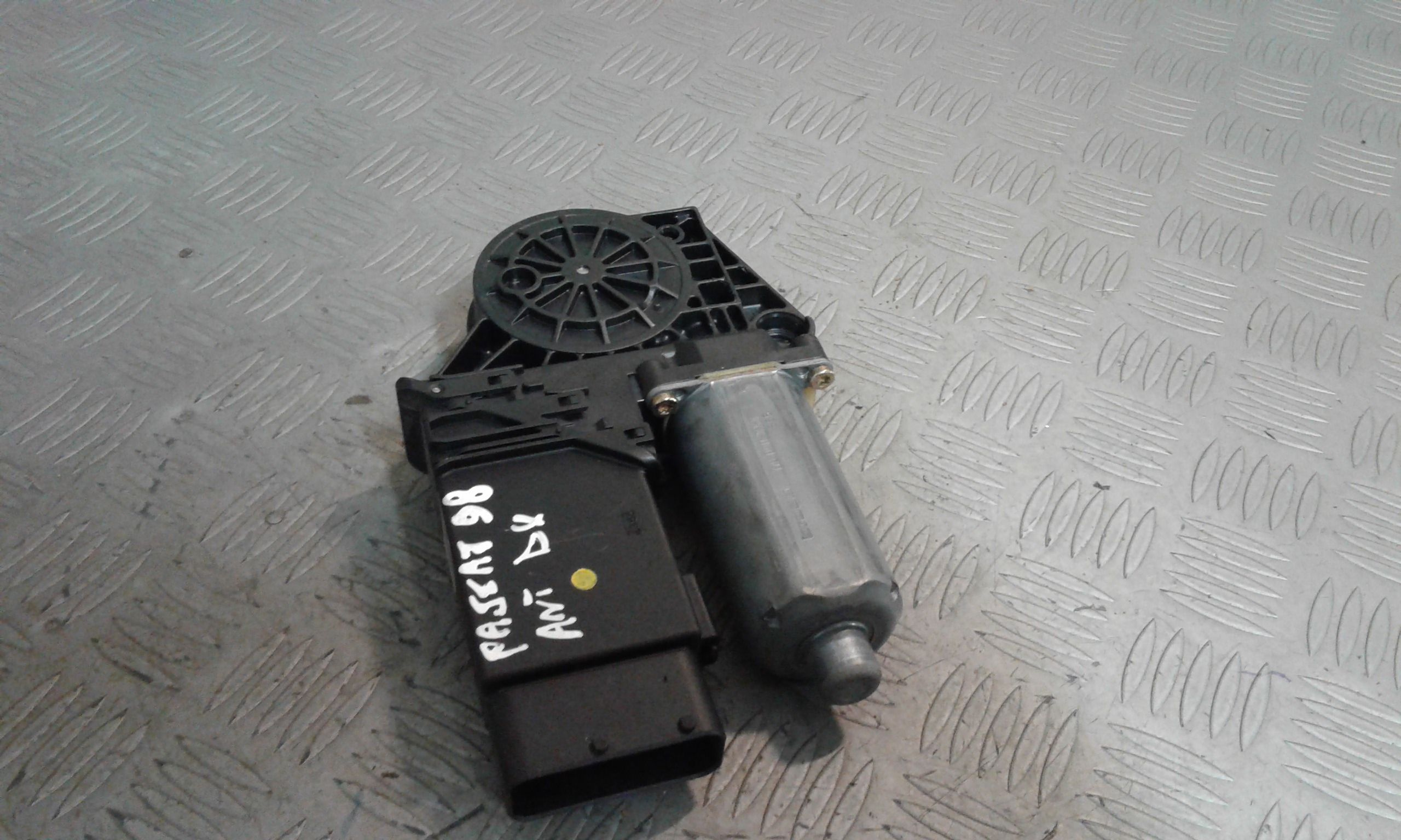 Motorino Alzavetro anteriore destra VOLKSWAGEN Passat Berlina 2 Serie