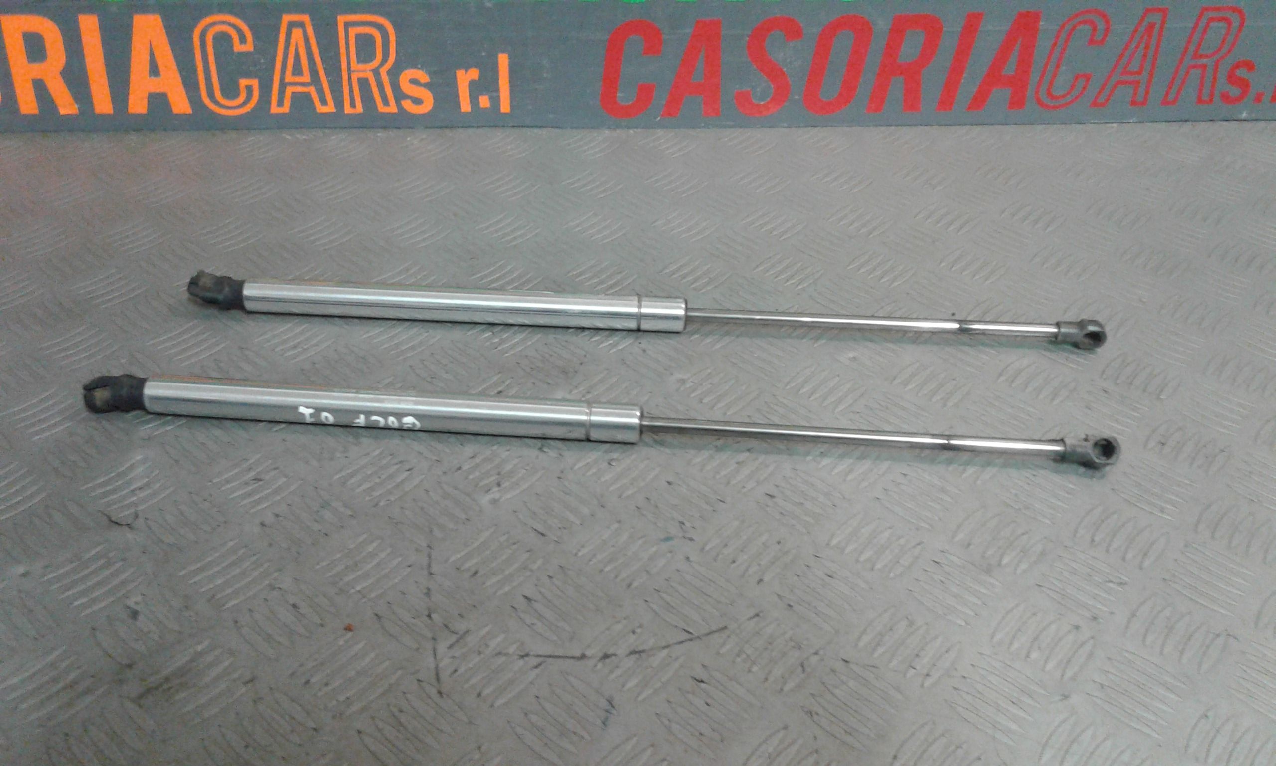 Pistoncini cofano Post. VOLKSWAGEN Golf 4 Berlina