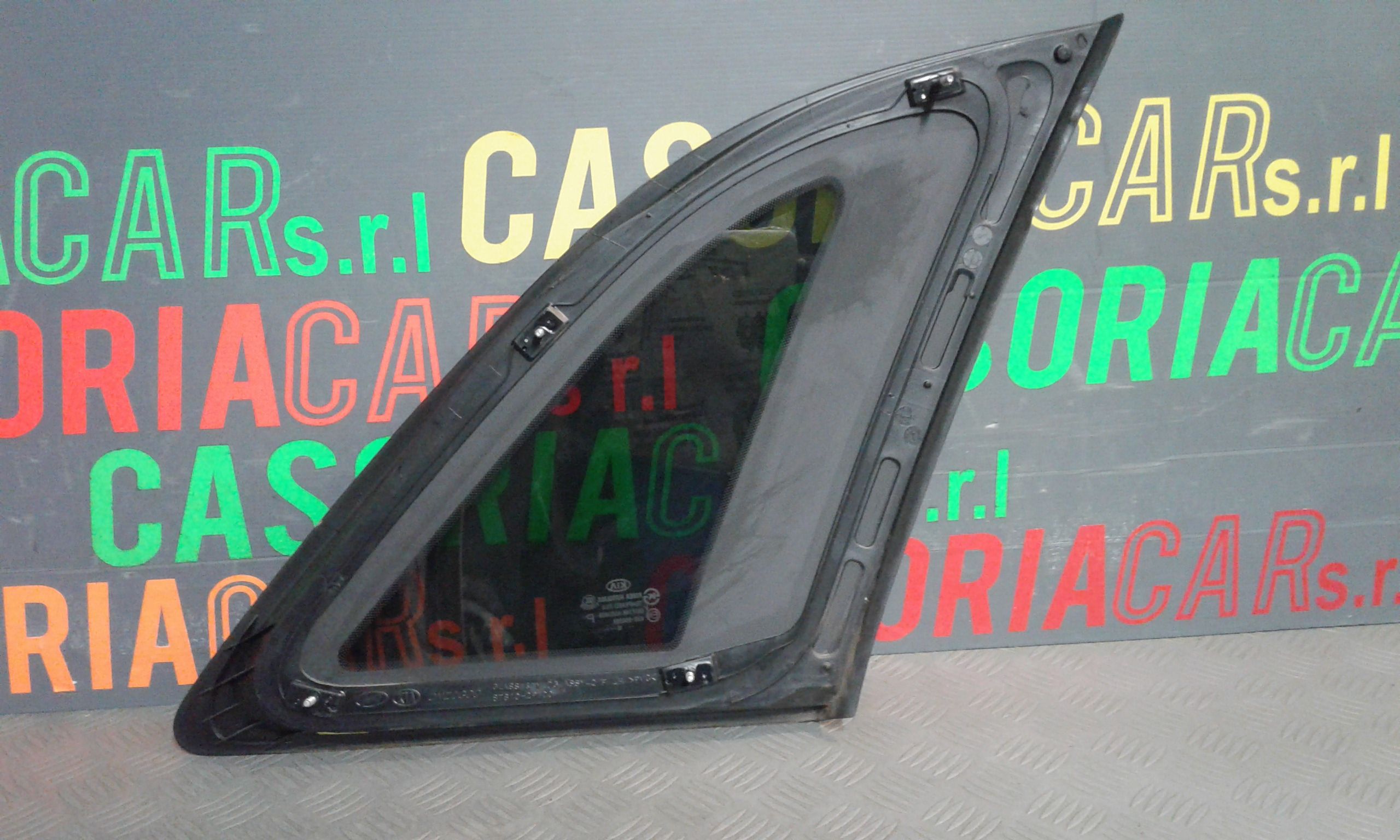 Vetro fisso posteriore SX guida KIA Sorento 3 Serie