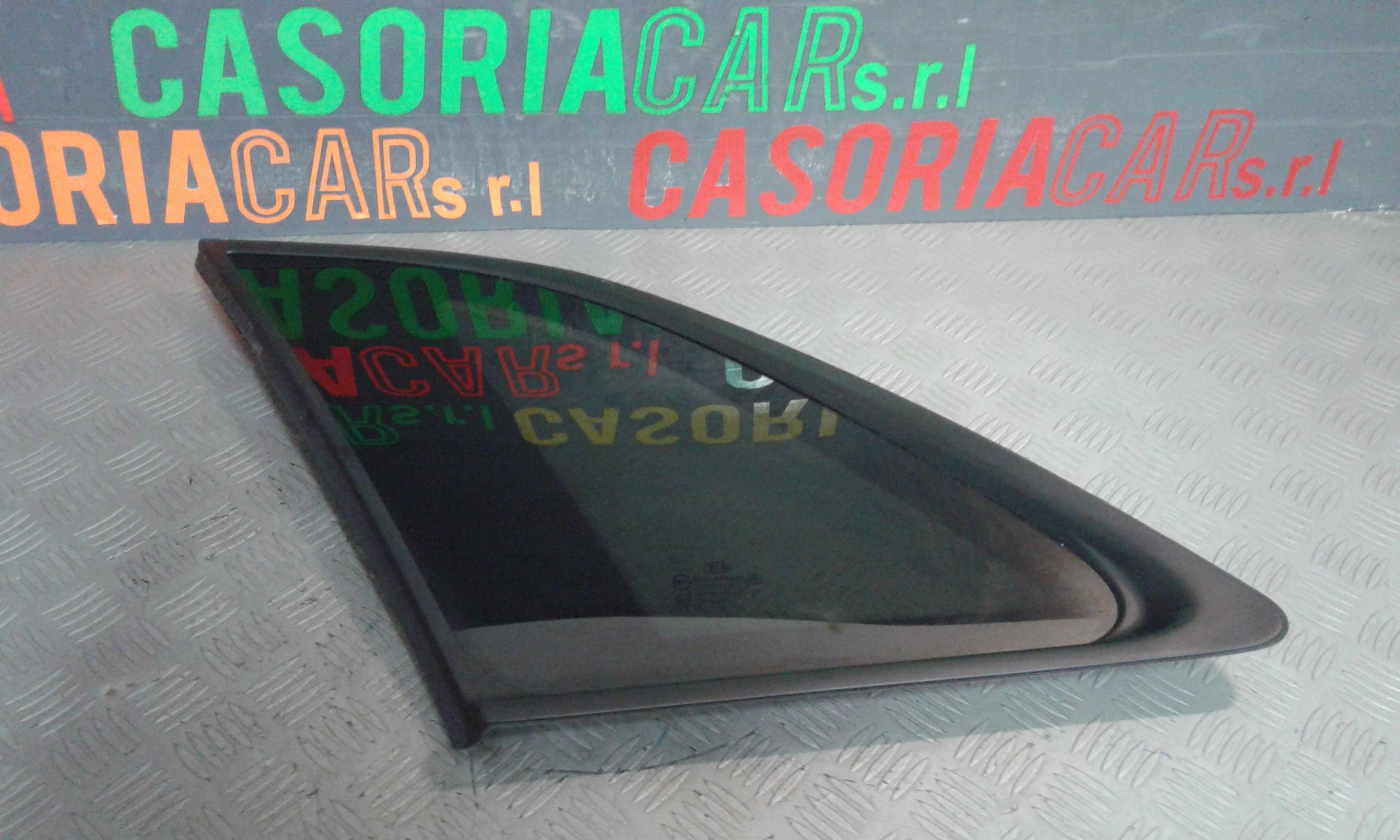 Vetro fisso posteriore SX guida KIA Sorento 3 Serie