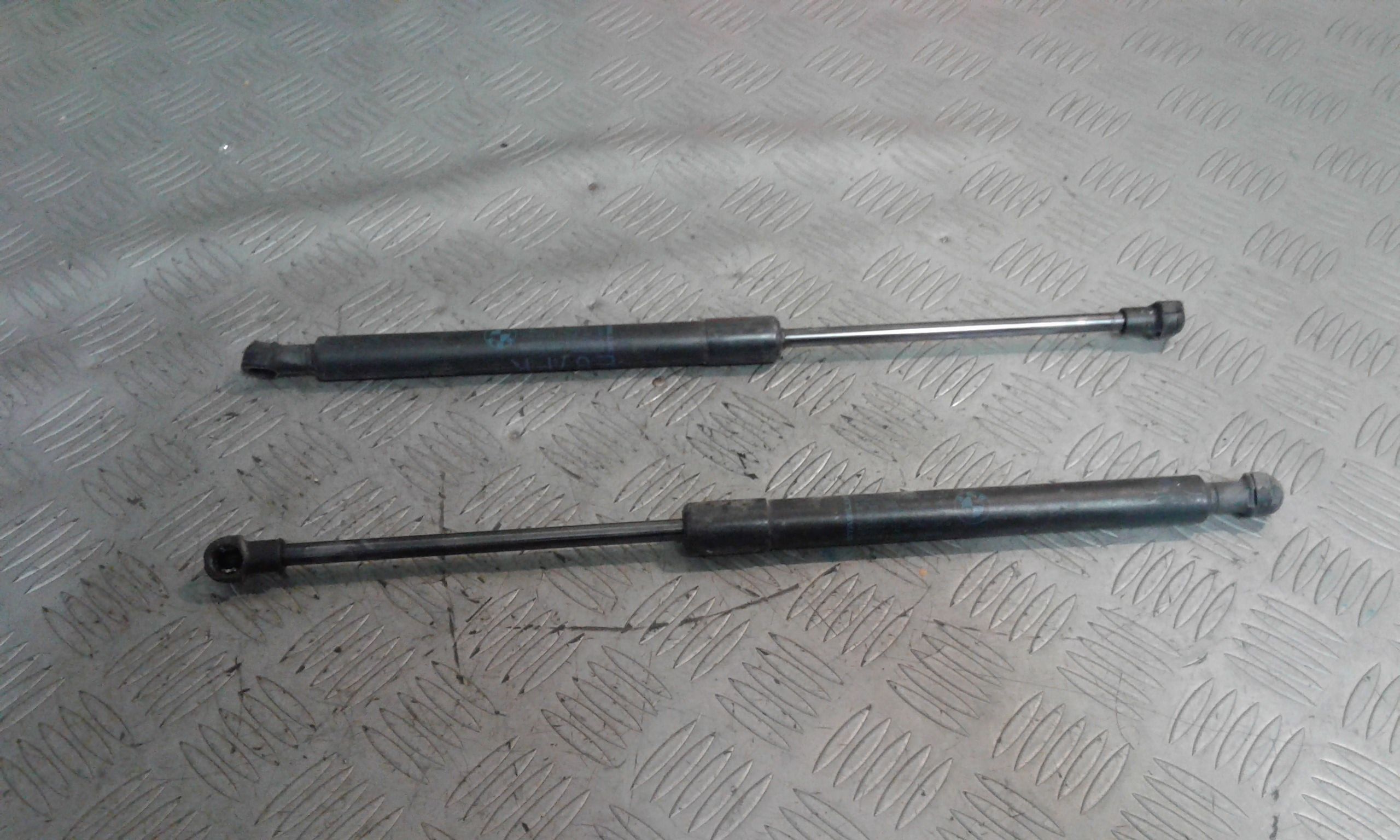 Pistoncini cofano Post. BMW Serie 1 E87 1 Serie