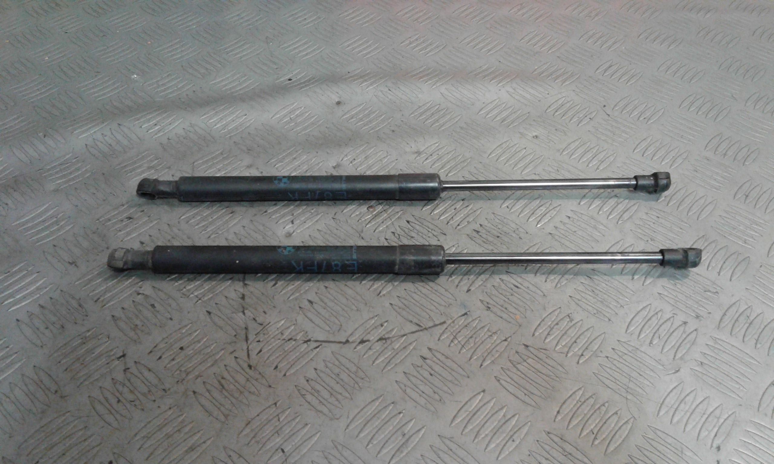 Pistoncini cofano Post. BMW Serie 1 E87 1 Serie