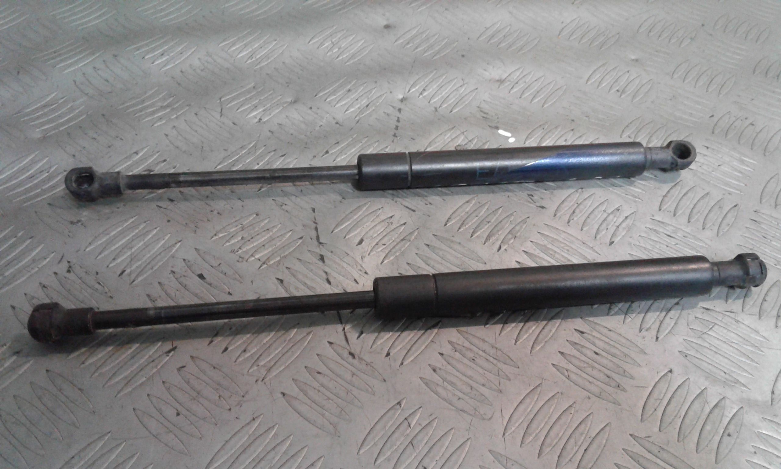 Pistoncini cofano ant BMW Serie 3 E46 Berlina 2 Serie