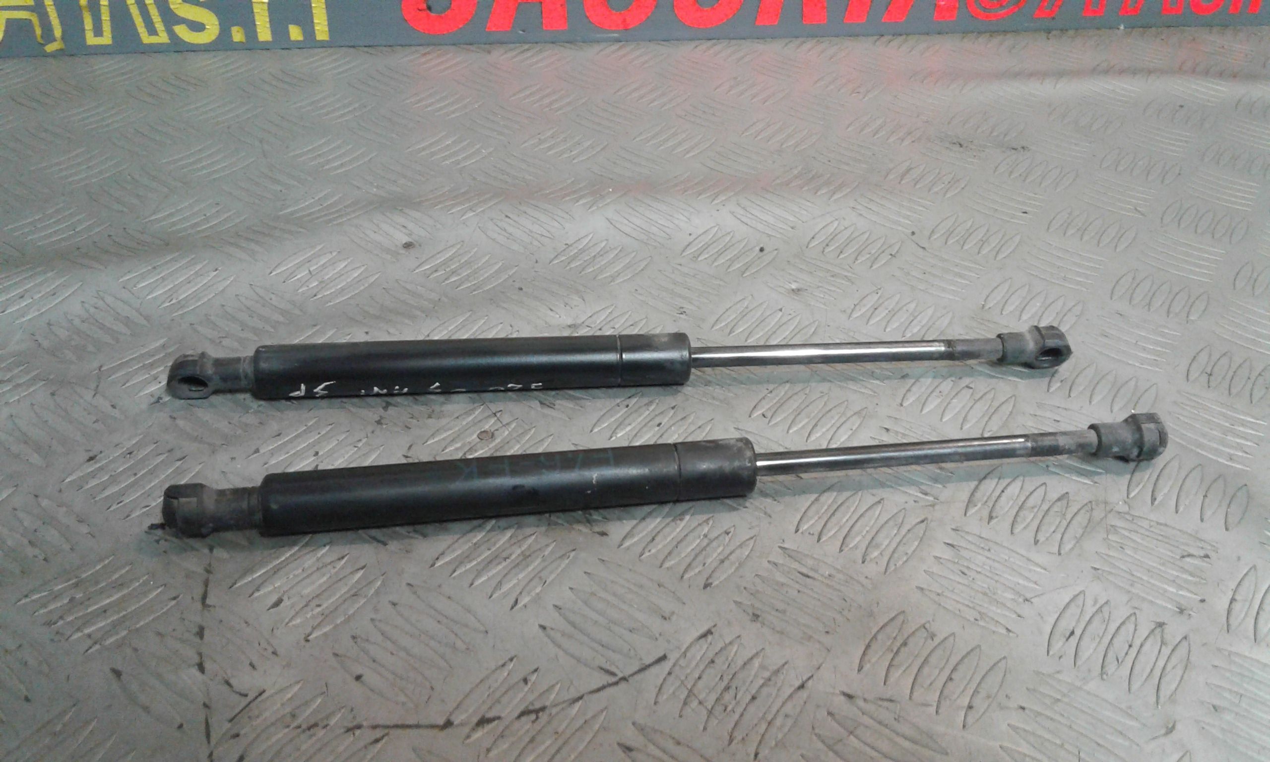 Pistoncini cofano ant BMW Serie 3 E46 Coup