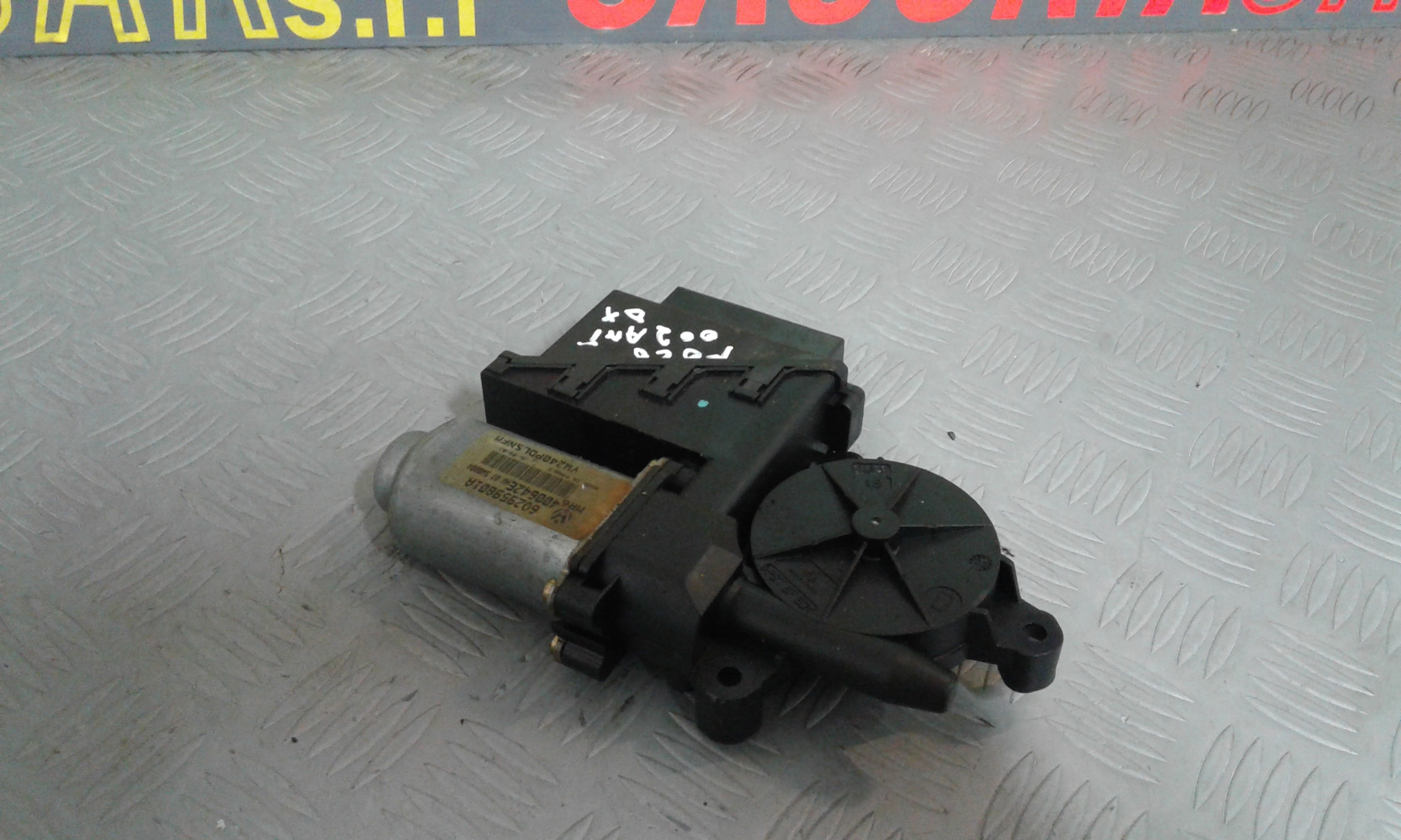 Motorino Alzavetro anteriore destra VOLKSWAGEN Polo 4 Serie