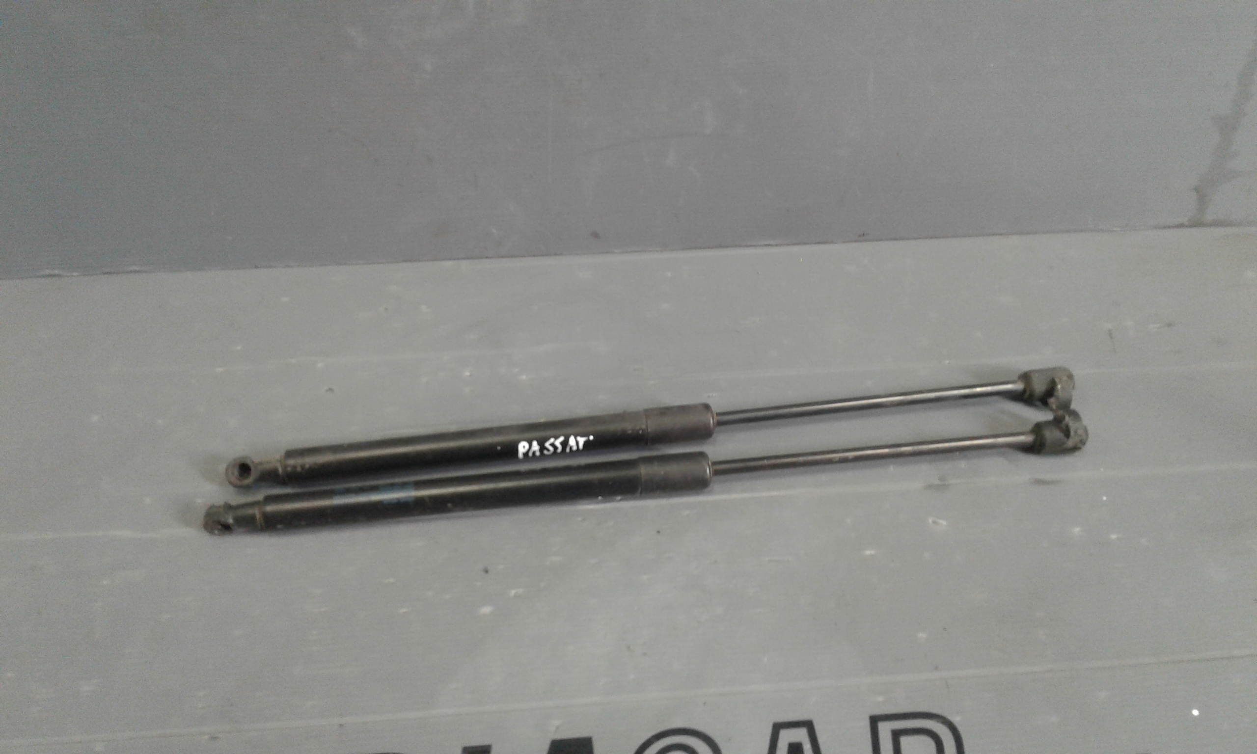 Pistoncini cofano Post. VOLKSWAGEN Passat Variant 4 Serie